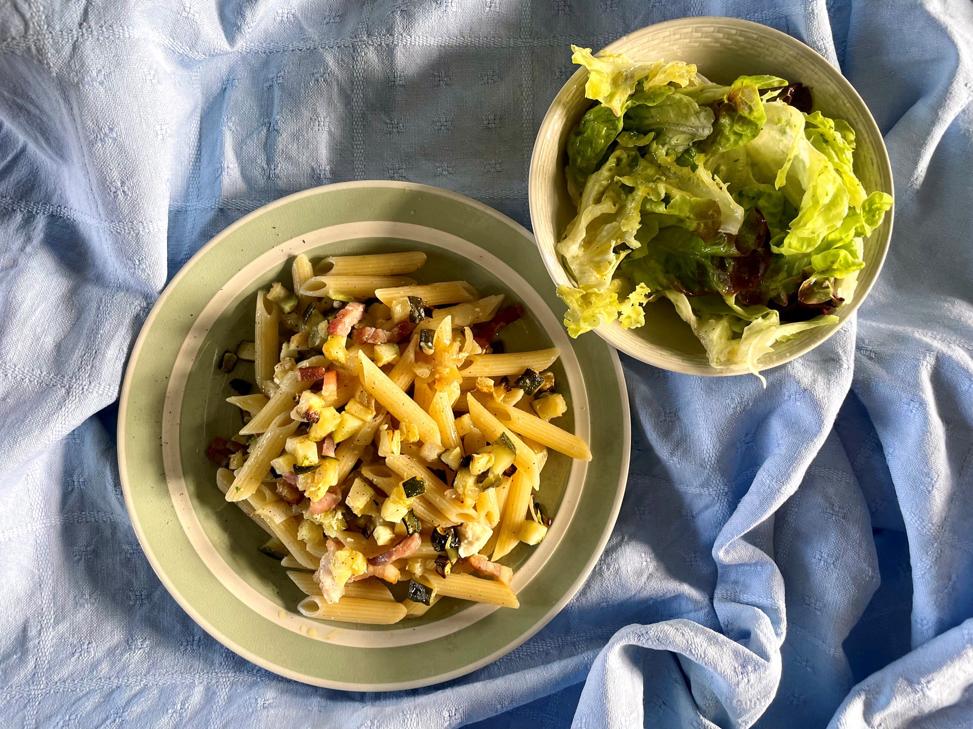 Kotabagte squash i pasta med bacon og en frisk lollo salat
