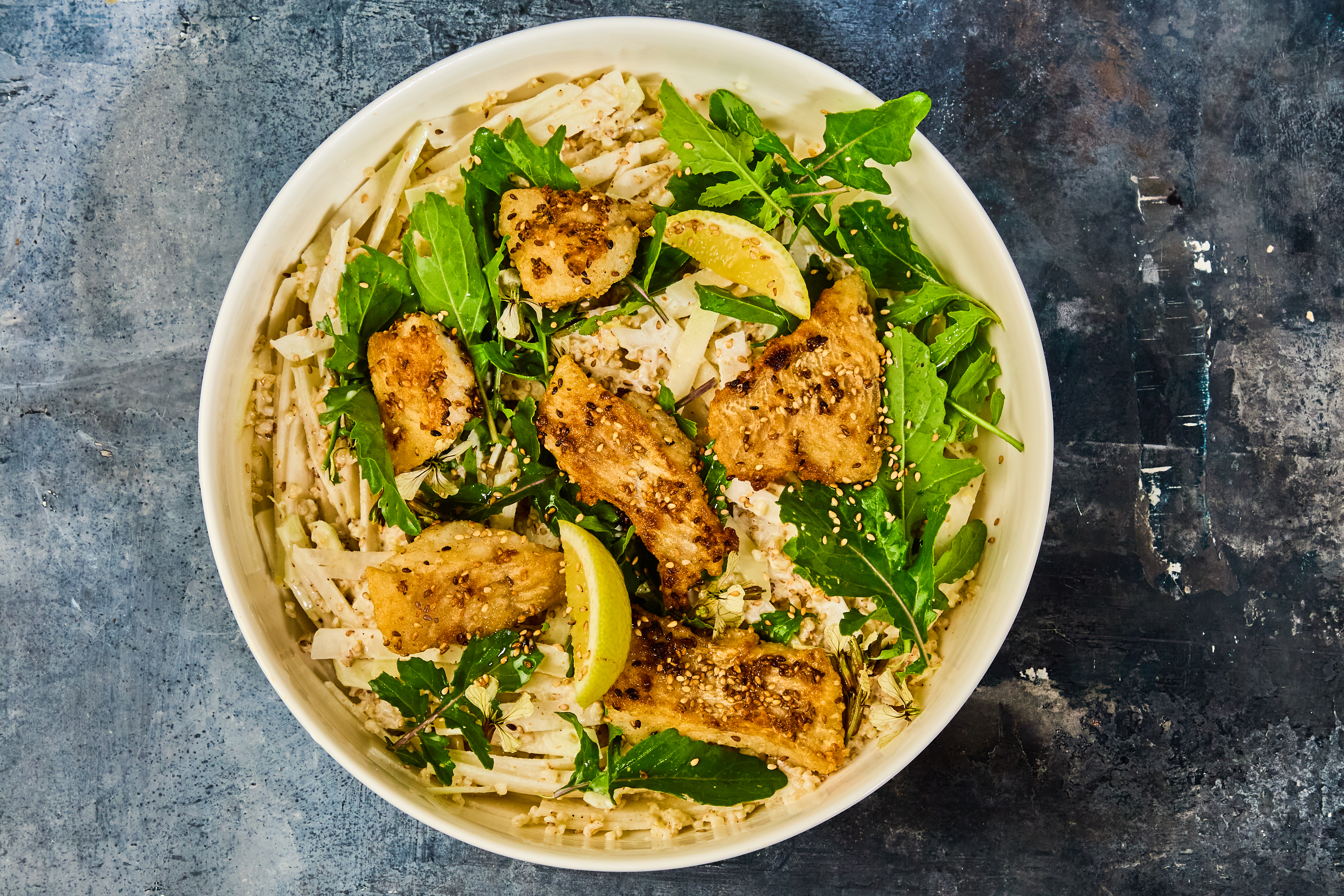 Sesamstegt kuller med salat af gulerødder, bulgur, sesam og rucola