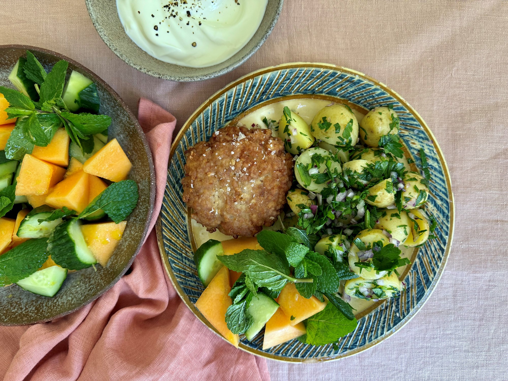 Krebinetter med frisk agurkesalat med mynte og syrlig kartoffelsalat