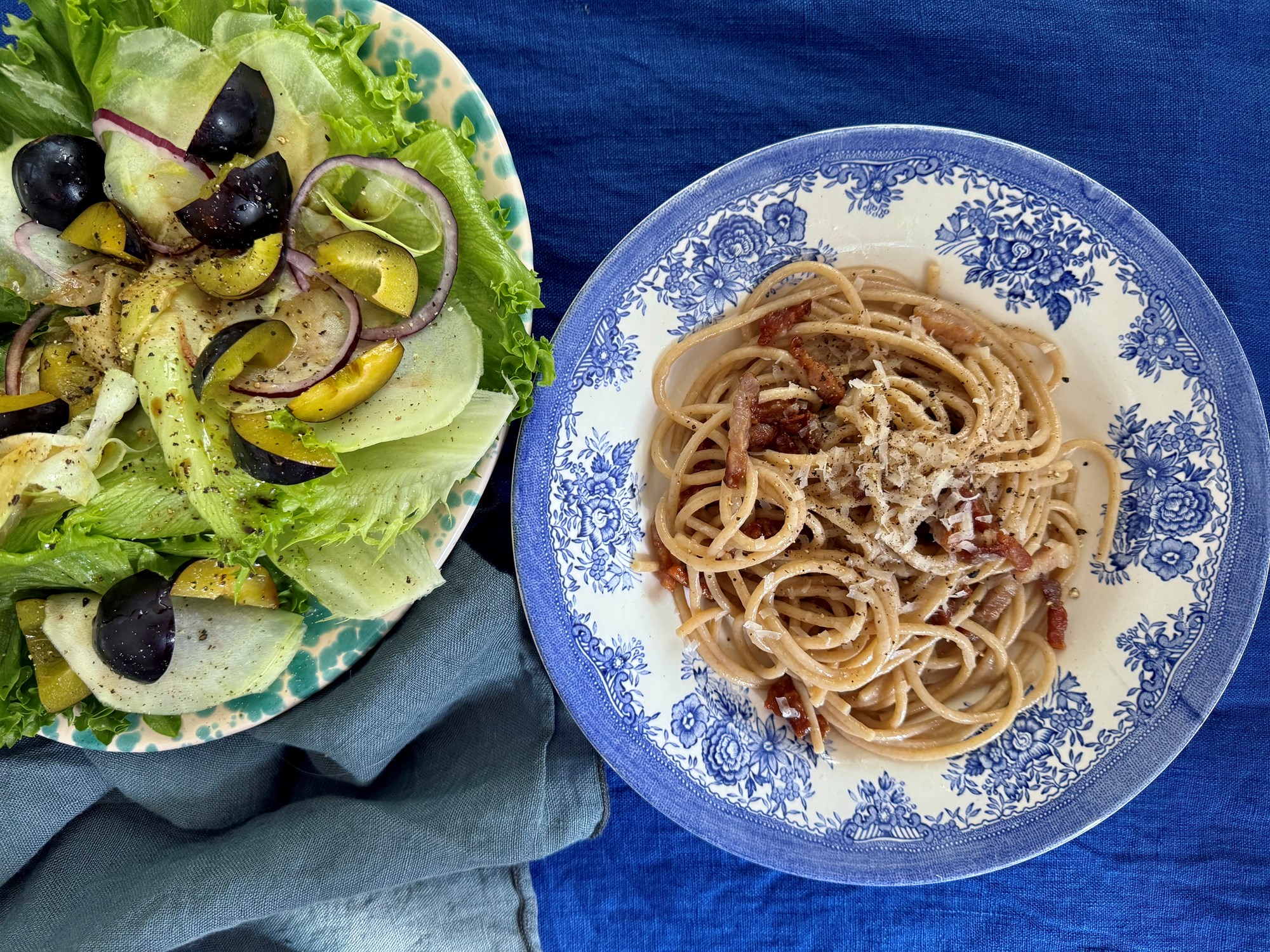 Spaghetti a la wannabe carbonara og salat med blommer