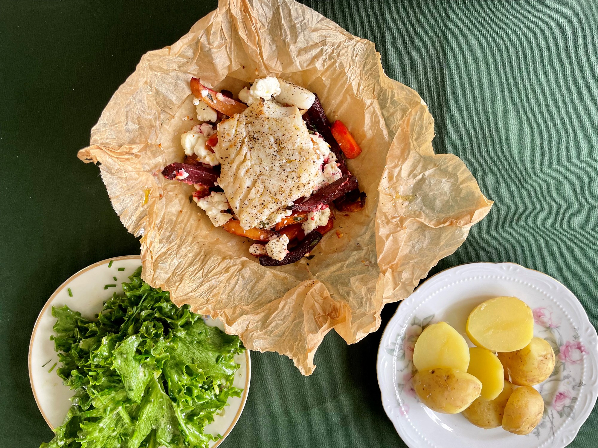 Torskepakker med rodfrugter, kotaost og salat