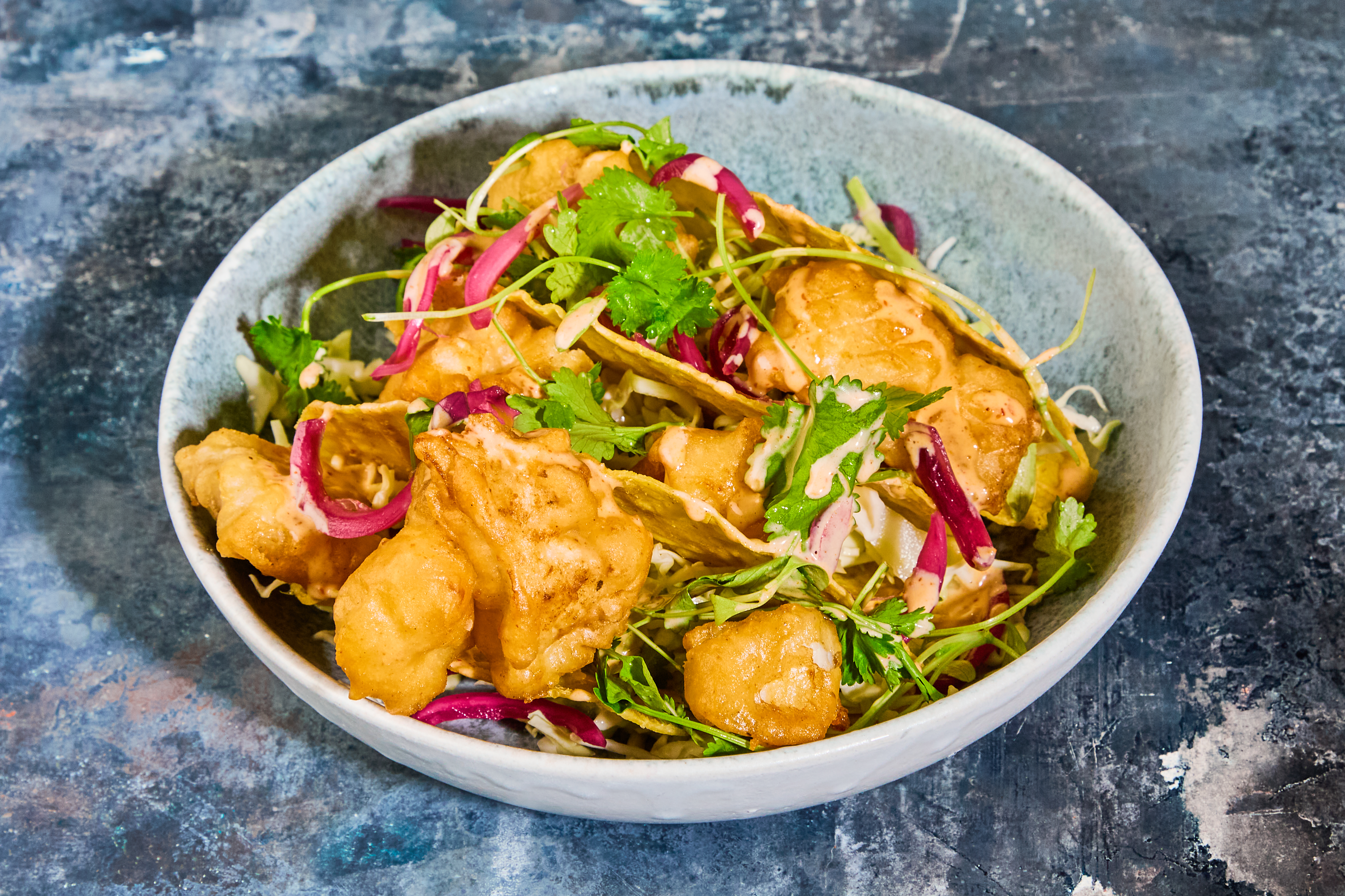 Kuller i sprøde tacoskaller med syltede rødløg, hvidkål & mexi-mayo