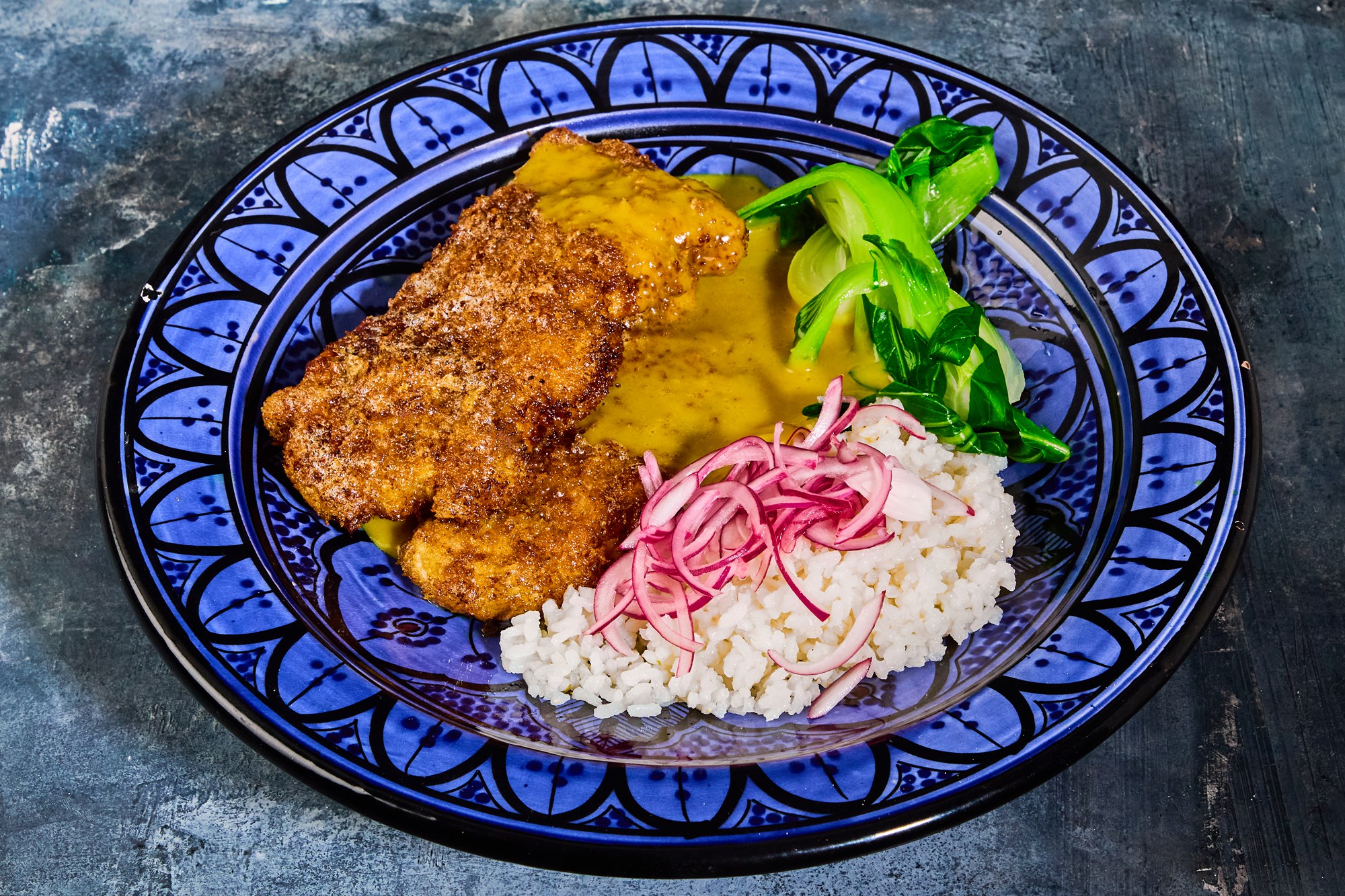 Menchi Katsu curry med sprød panko kylling, pak choy og spicy-syltede rødløg