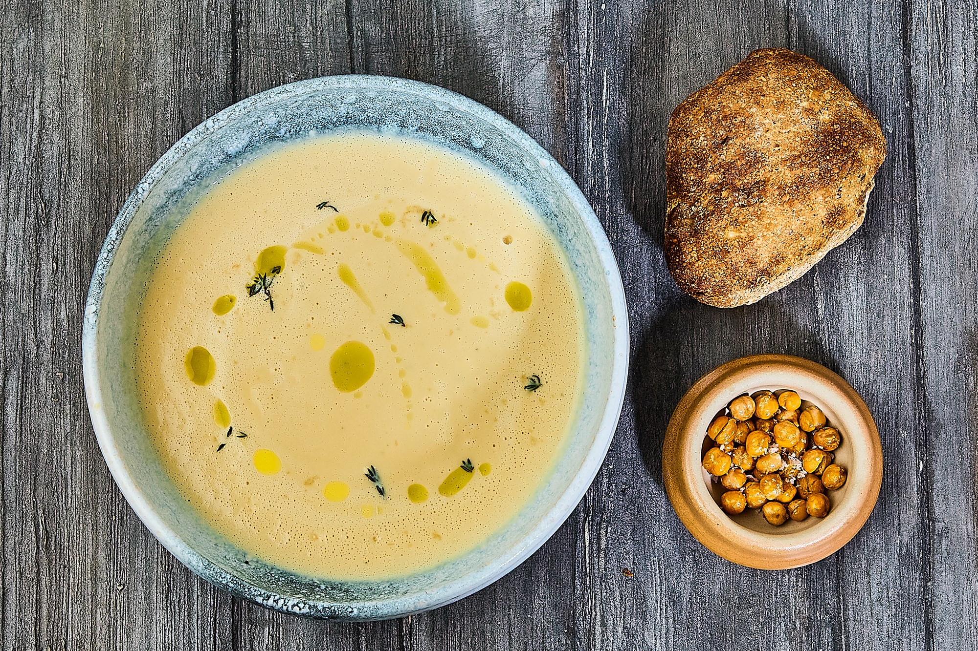 Jordskokkesuppe med sprøde Borlotti bønner og brød