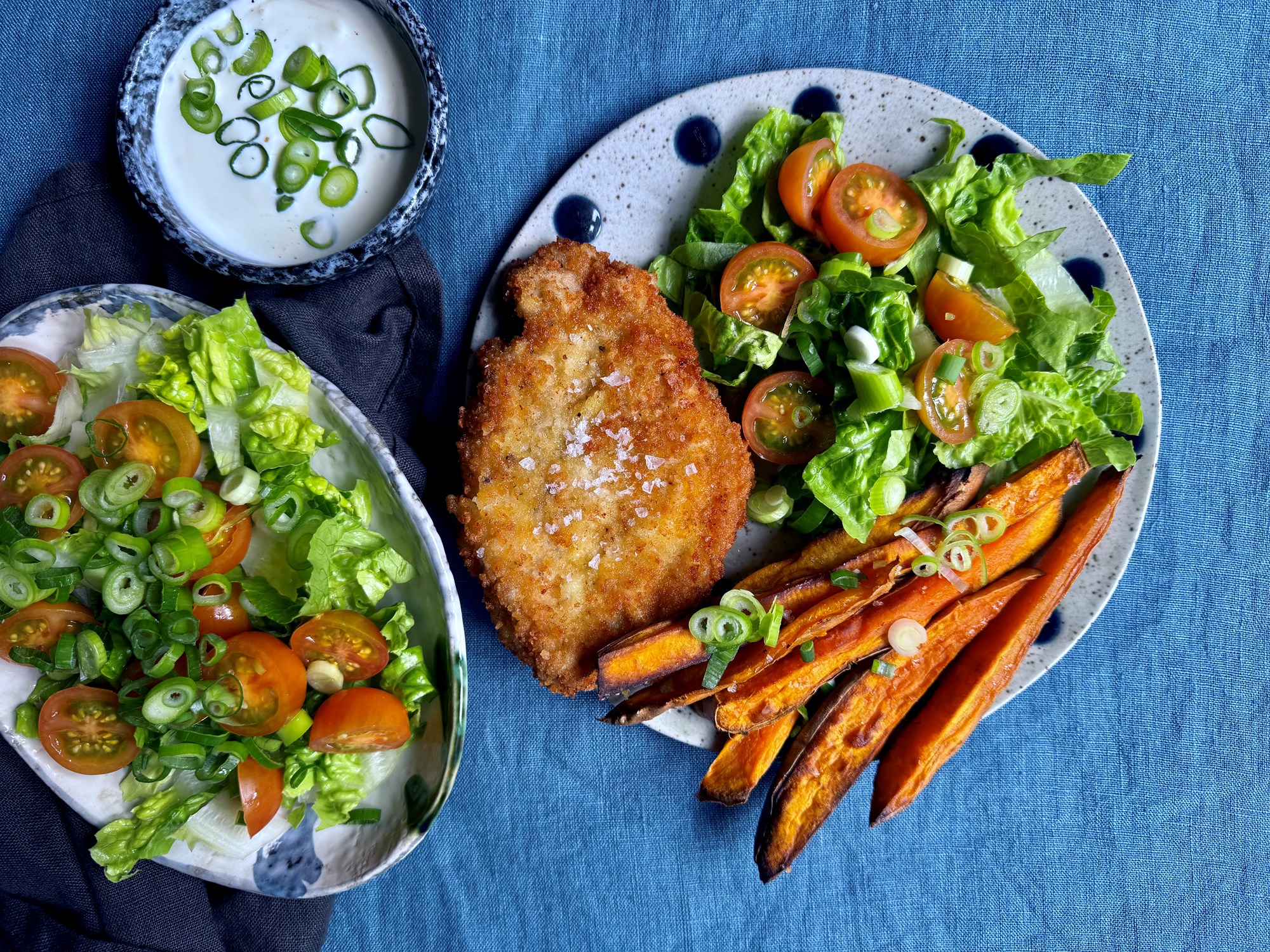 Sprøde koteletter med søde kartofler, salat og hvidløgsdressing