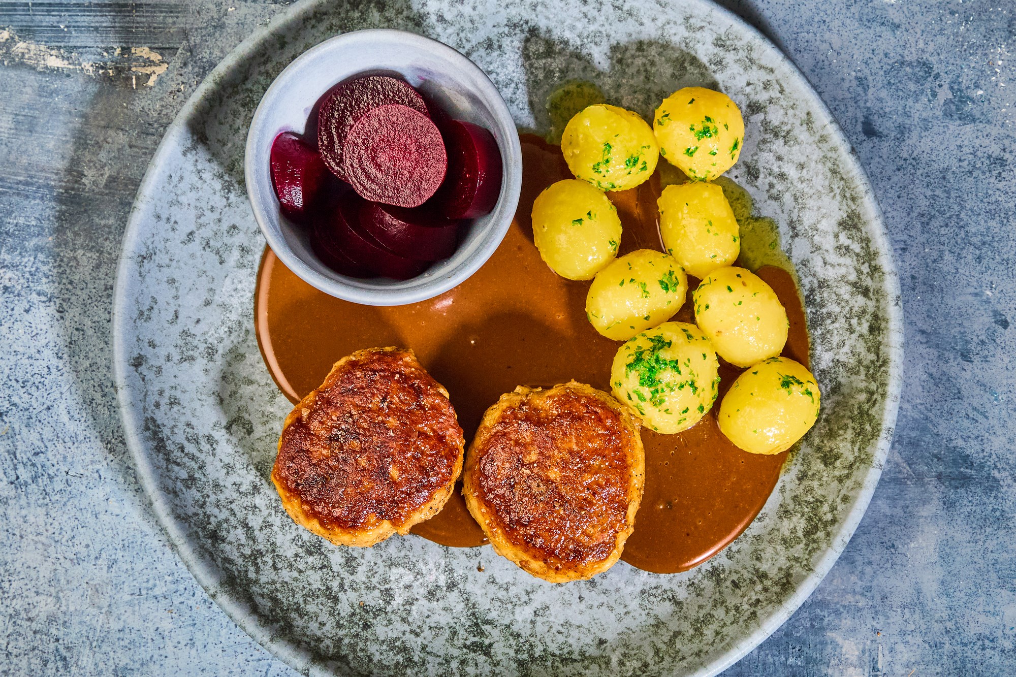 Pande-frikadeller med skysovs, kartofler og rødbeder