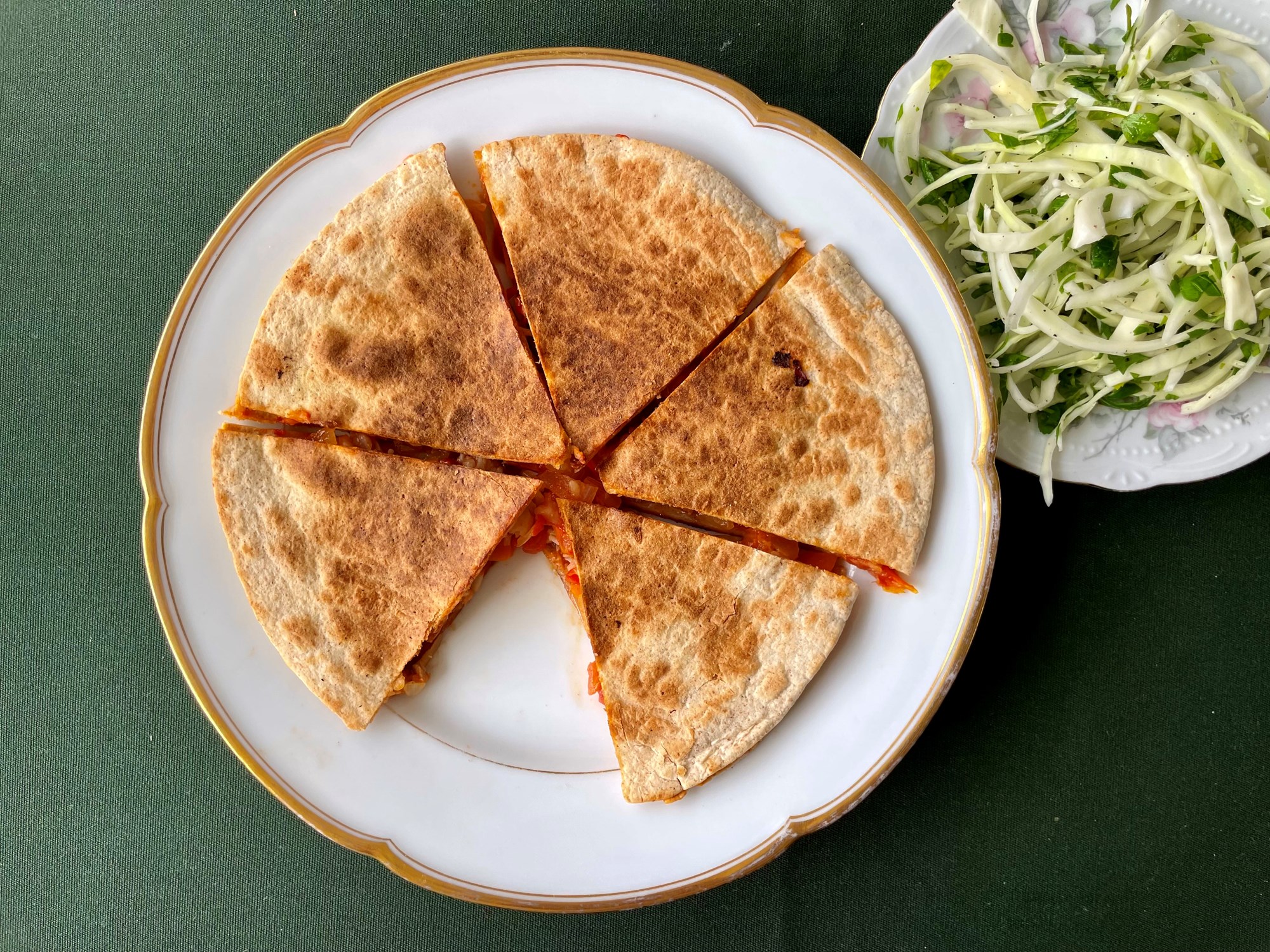 Quesadillas med mørksej i tomatsalsa med grøn koriandersalat