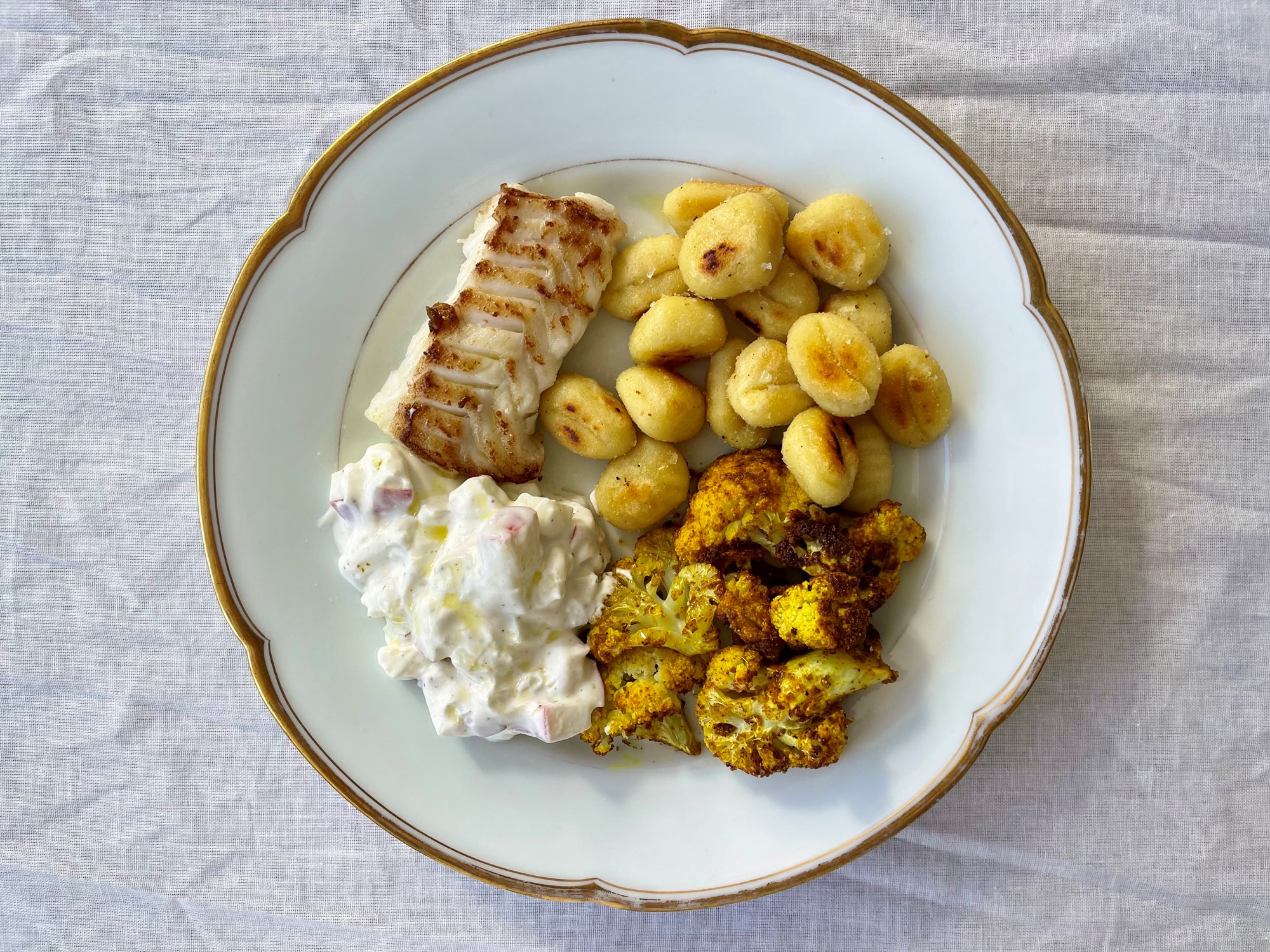 Stegt kulmule med karrybagte blomkål, stegte gnocchi og æbleyoghurt