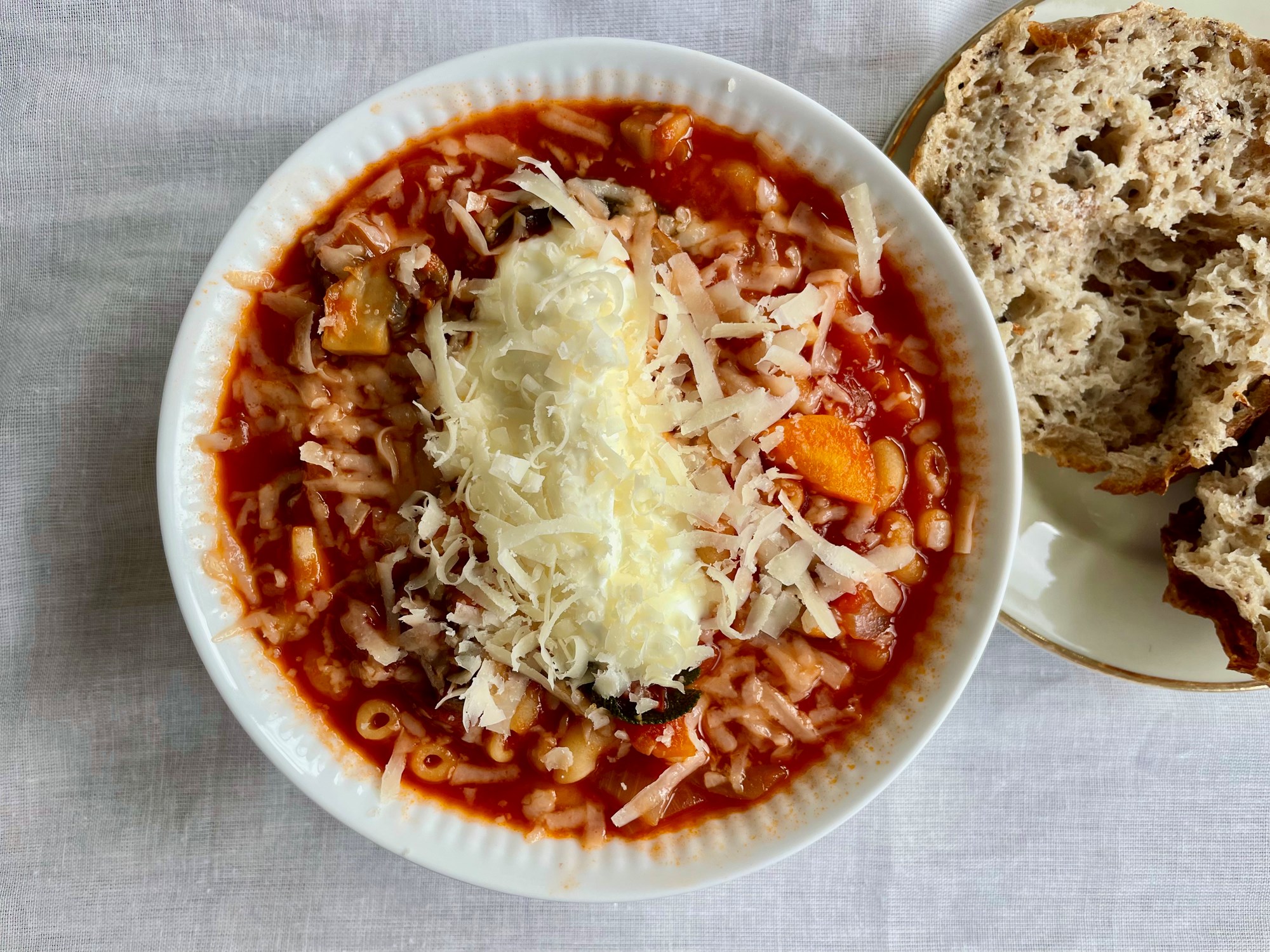 Minestronesuppe med champignon, salvie og creme fraiche