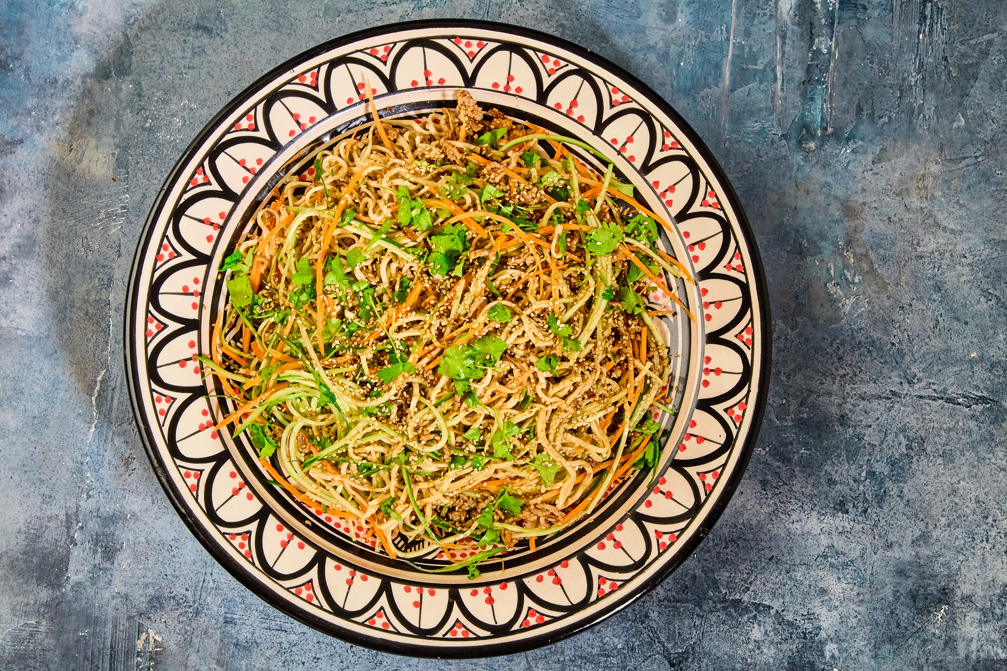 Stegt gris og kål i nudelsalat med Goma-sesam dressing og agurk