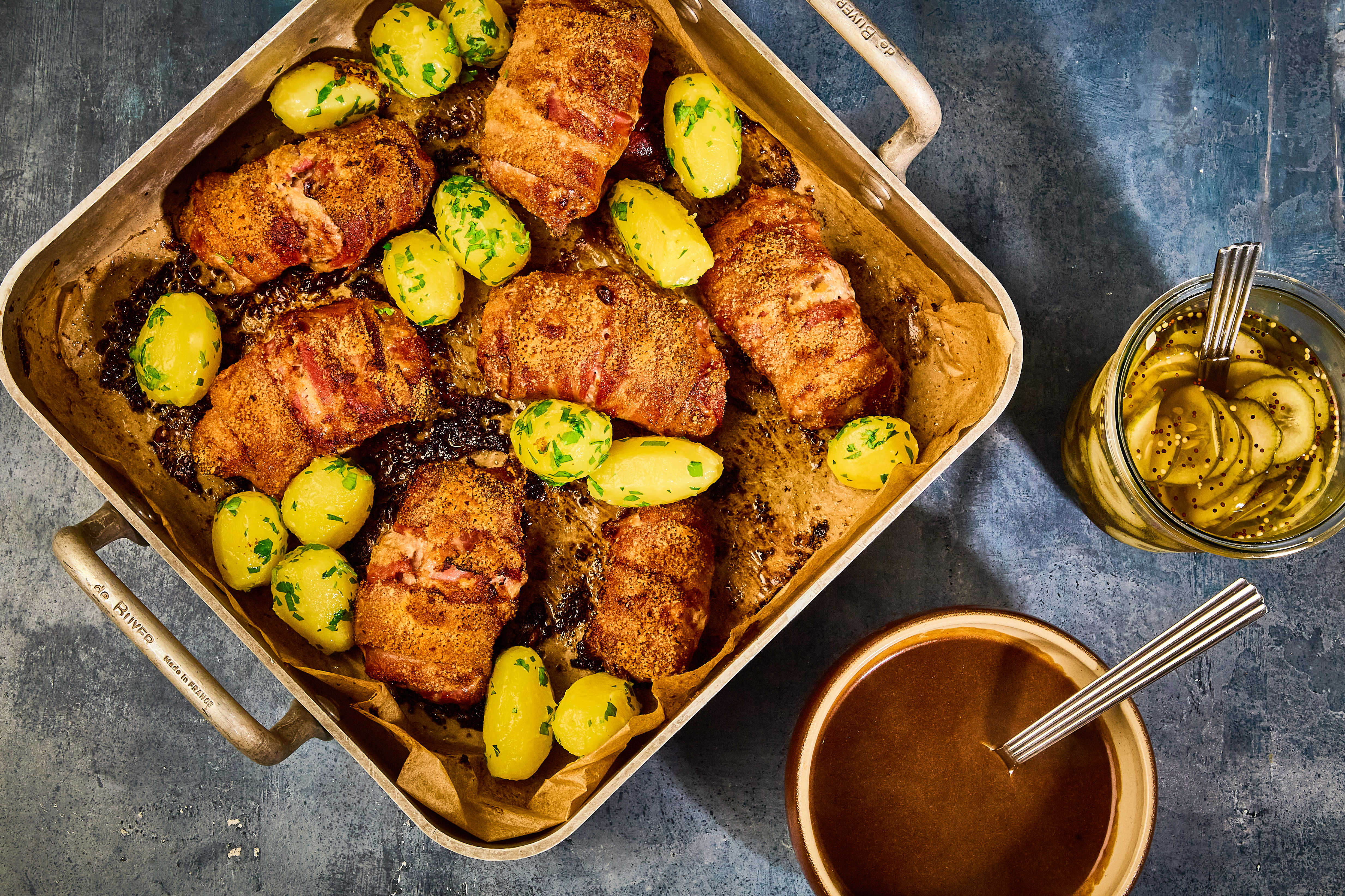 Mini forloren hare med skysovs, agurkesalat & hvide kartofler