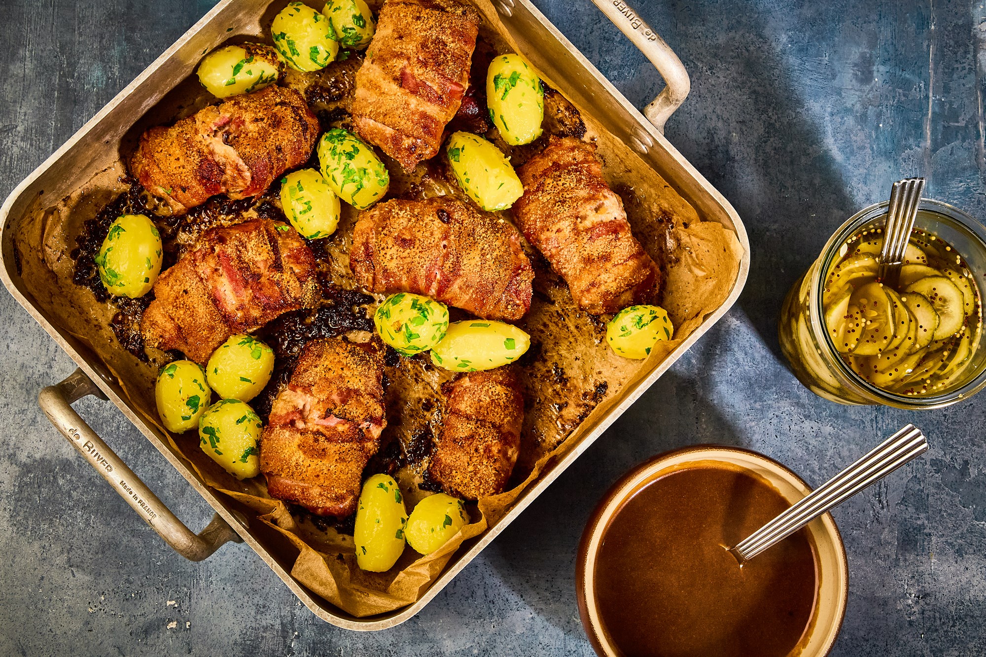 Mini forloren hare med skysovs, agurkesalat & hvide kartofler