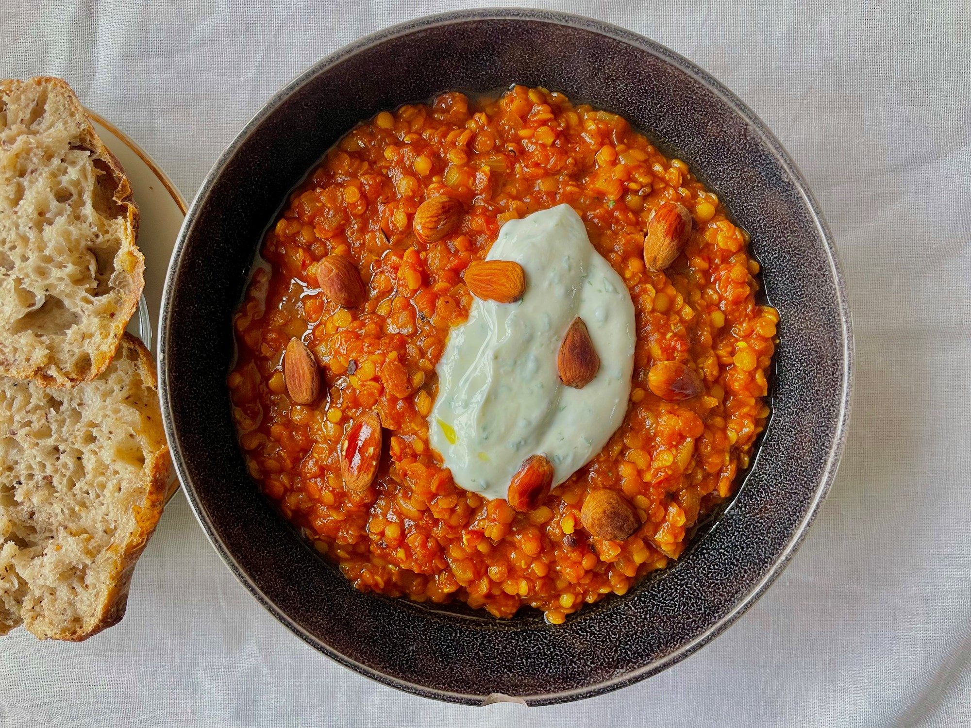 Rød dahl med ristede mandler, mynte og creme fraiche