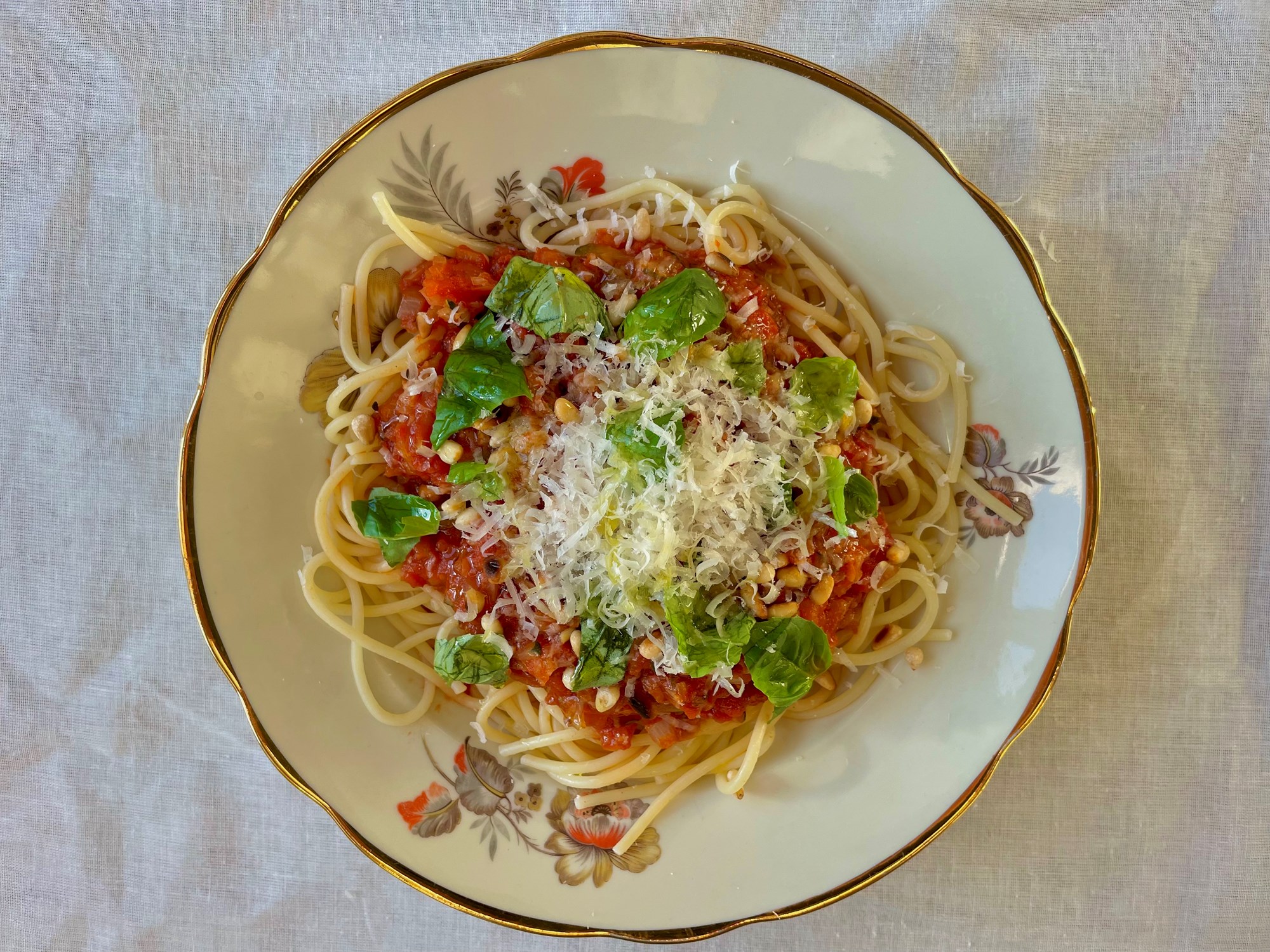 Spaghetti i squashragu med parmesan, pinjekerner og basilikum