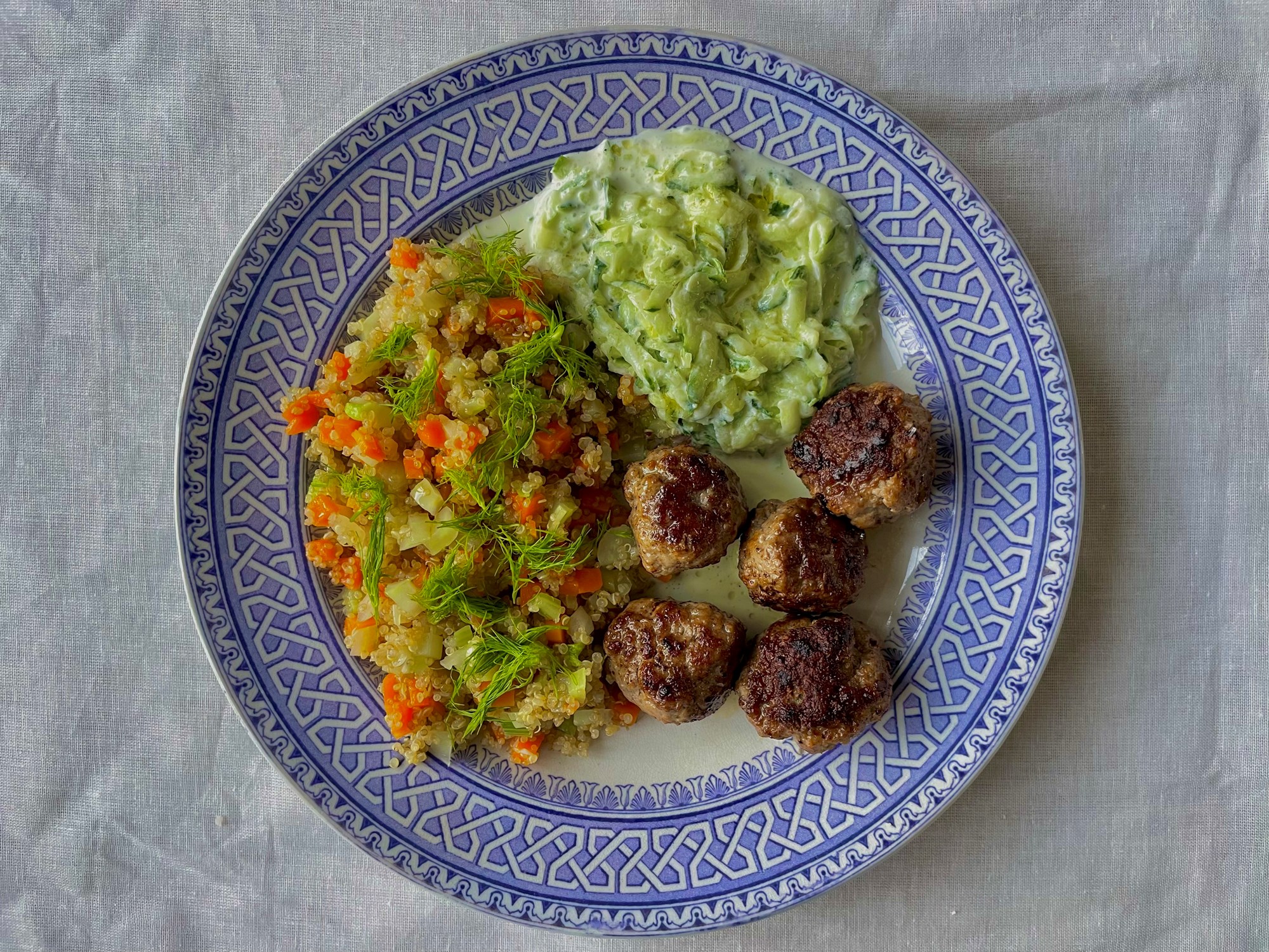 Kødboller med quinoa, finthakkede urter og raita