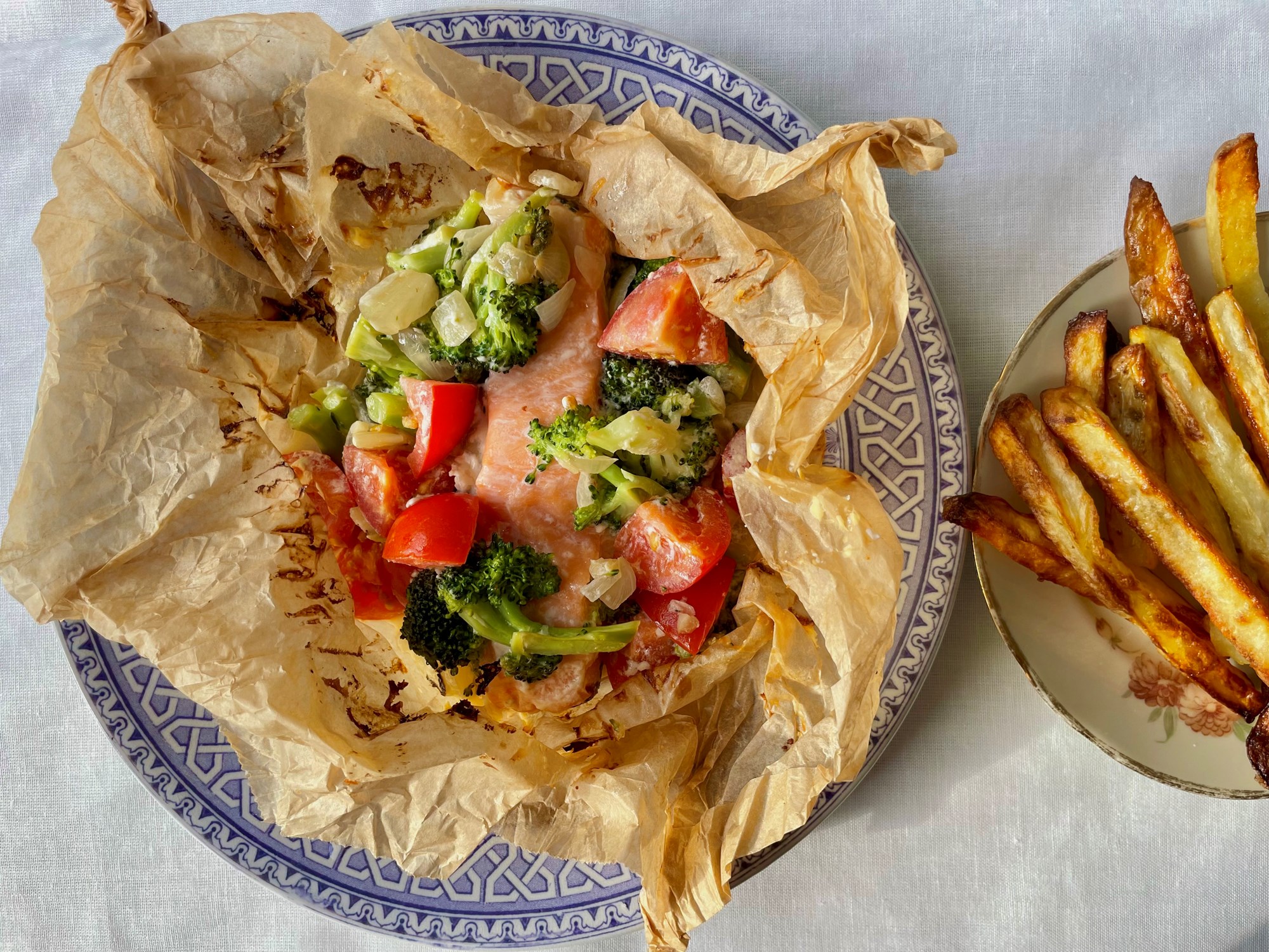 Laksepapilotter med broccoli, cherrytomater og creme fraiche