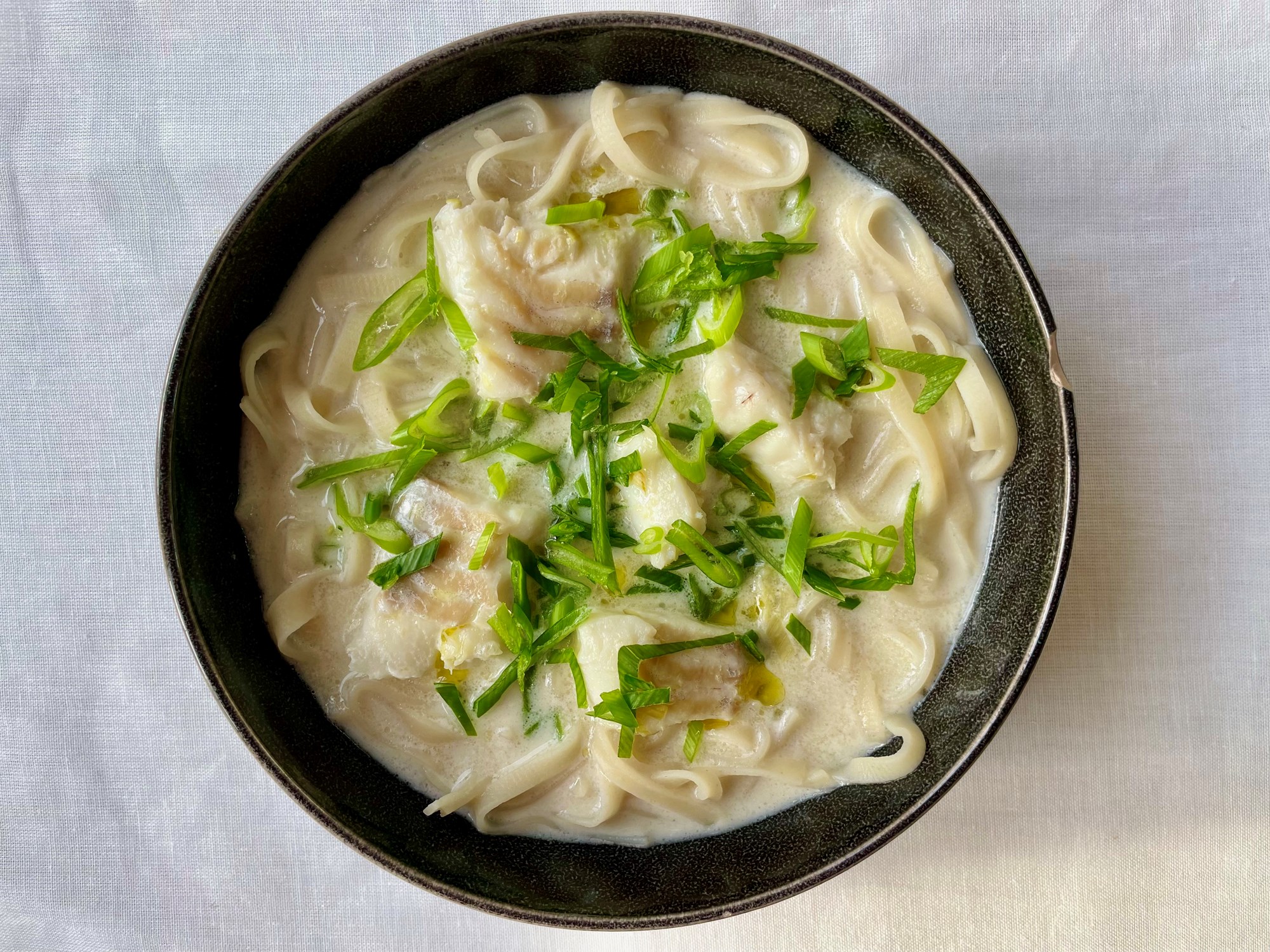 Fiskesuppe med kokosmælk, citrongræs og nudler