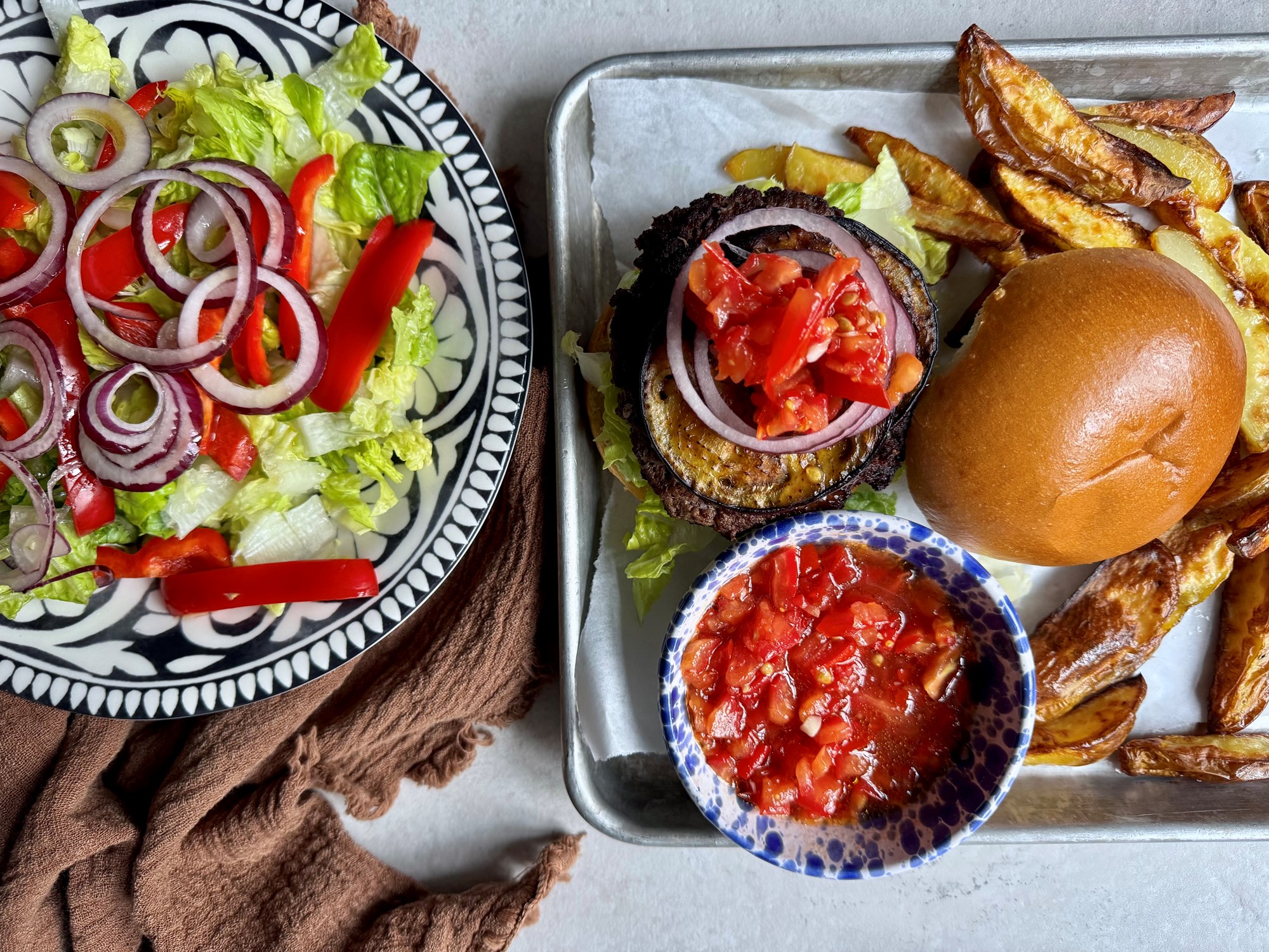 Burger med aubergine, tomatrelish og ovnkartofler