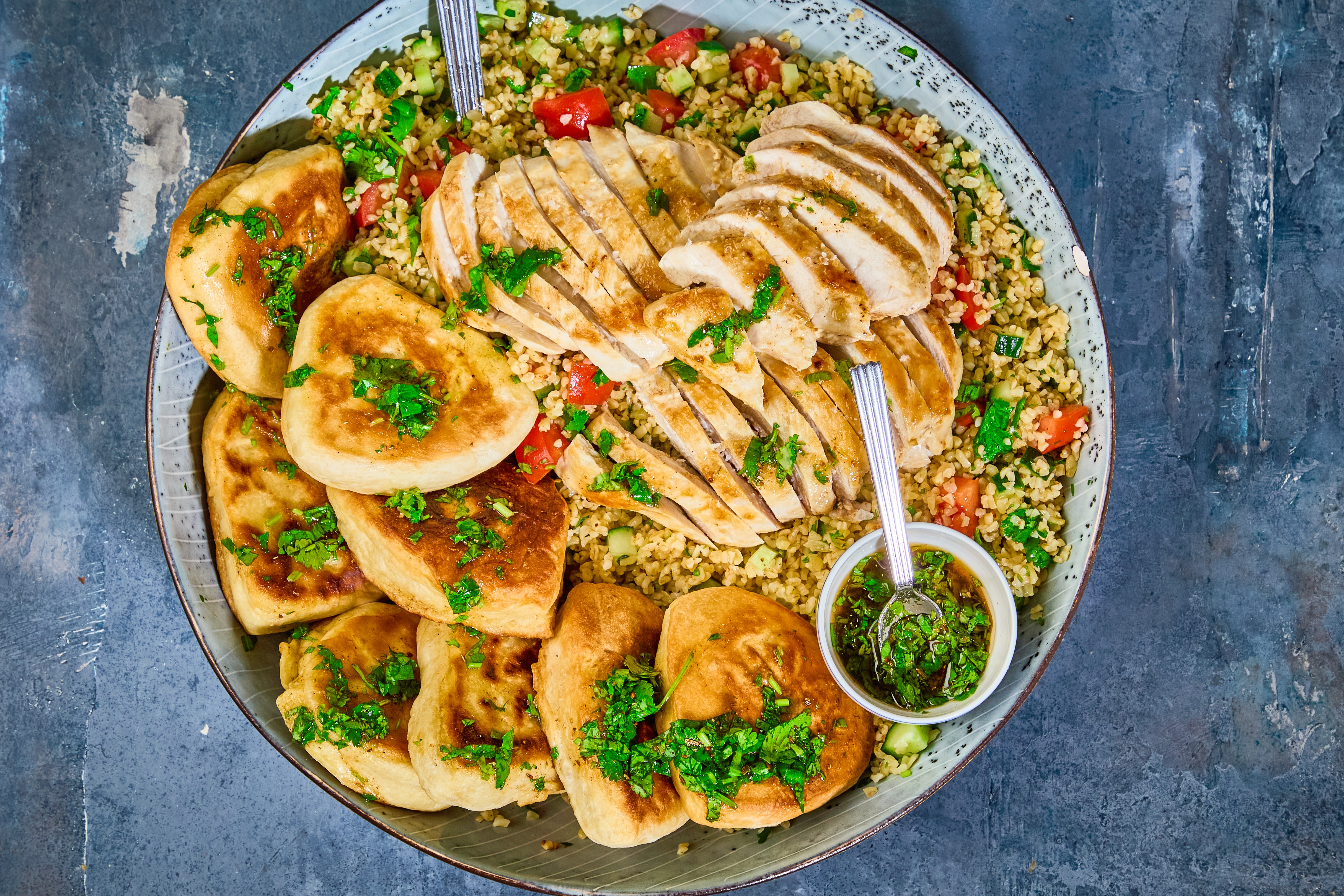 Kyllingebryst med chermoula, bulgursalat og fladbrød - Opskrift fra ...