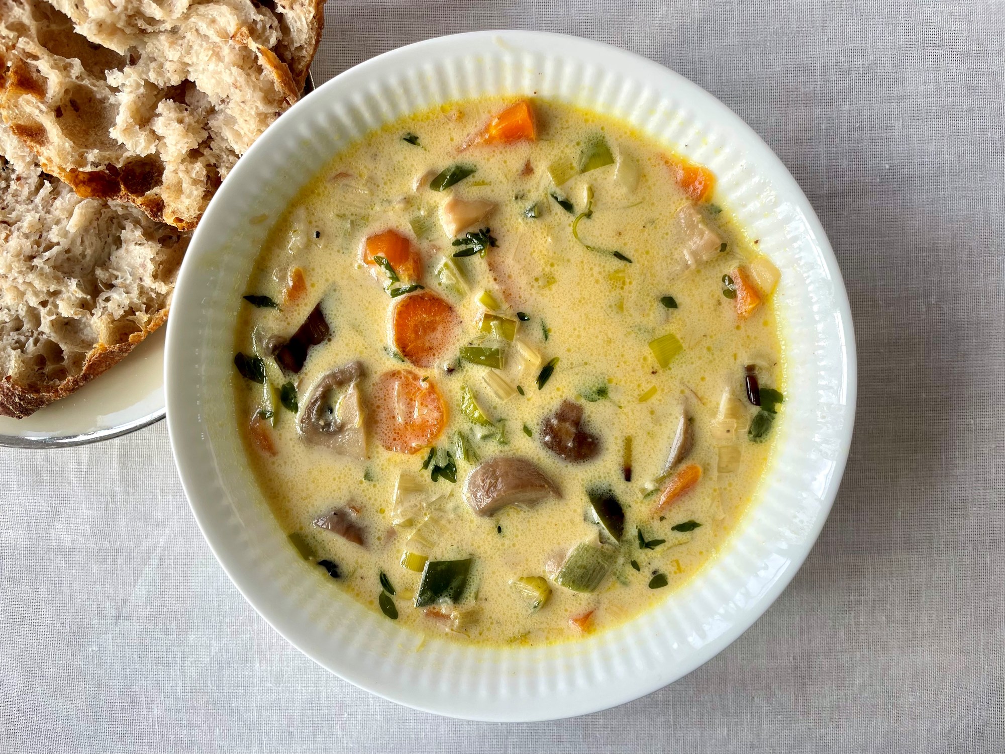 Svampesuppe med porre, timian og surdejsbrød