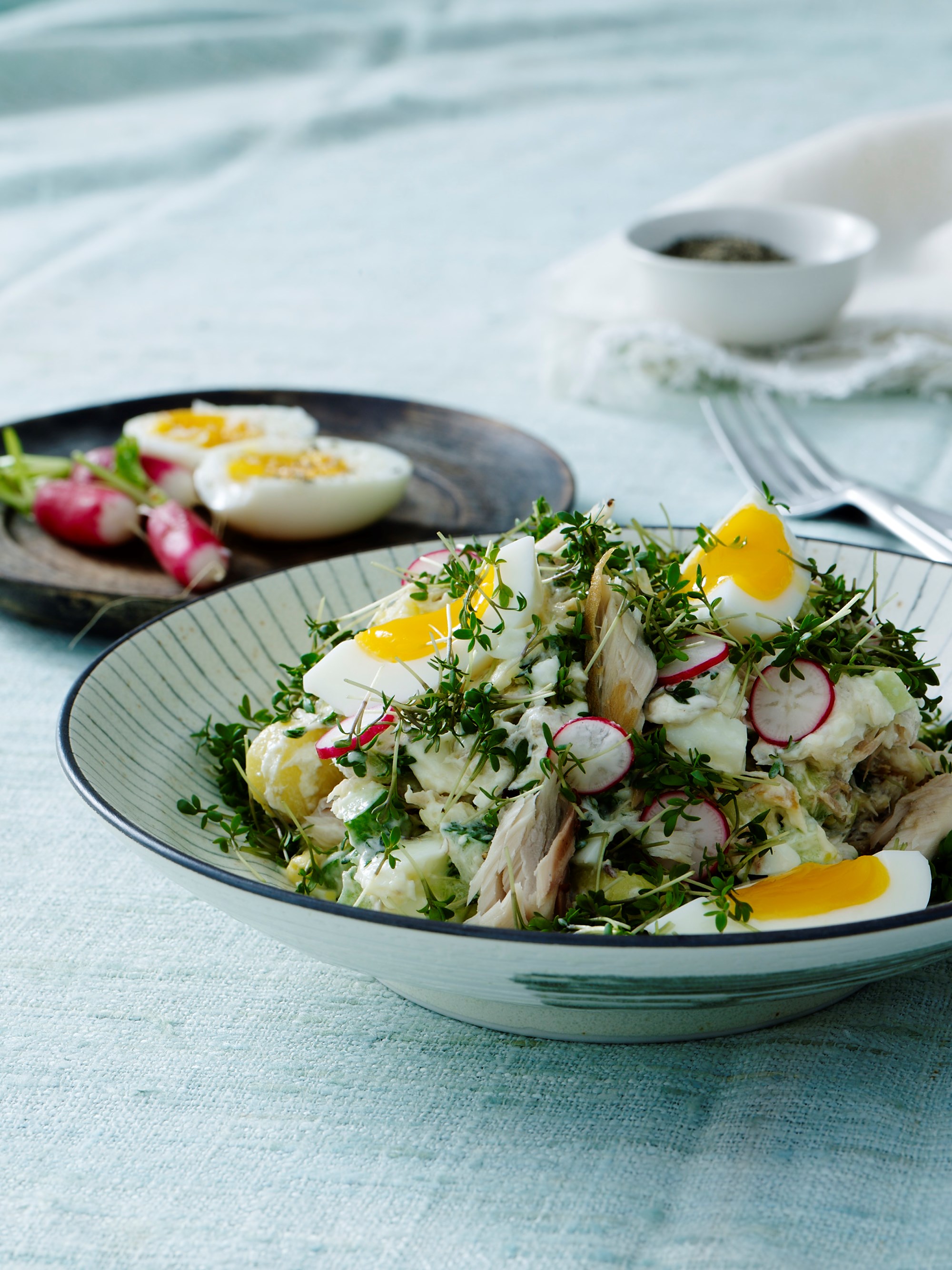 Salat af røget makrel med spidskål, kartofler, agurk og radiser