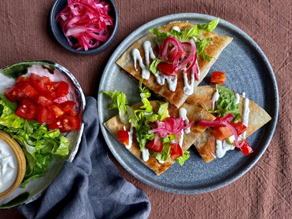 Quesadillas med krydret hakket oksekød og syltede løg