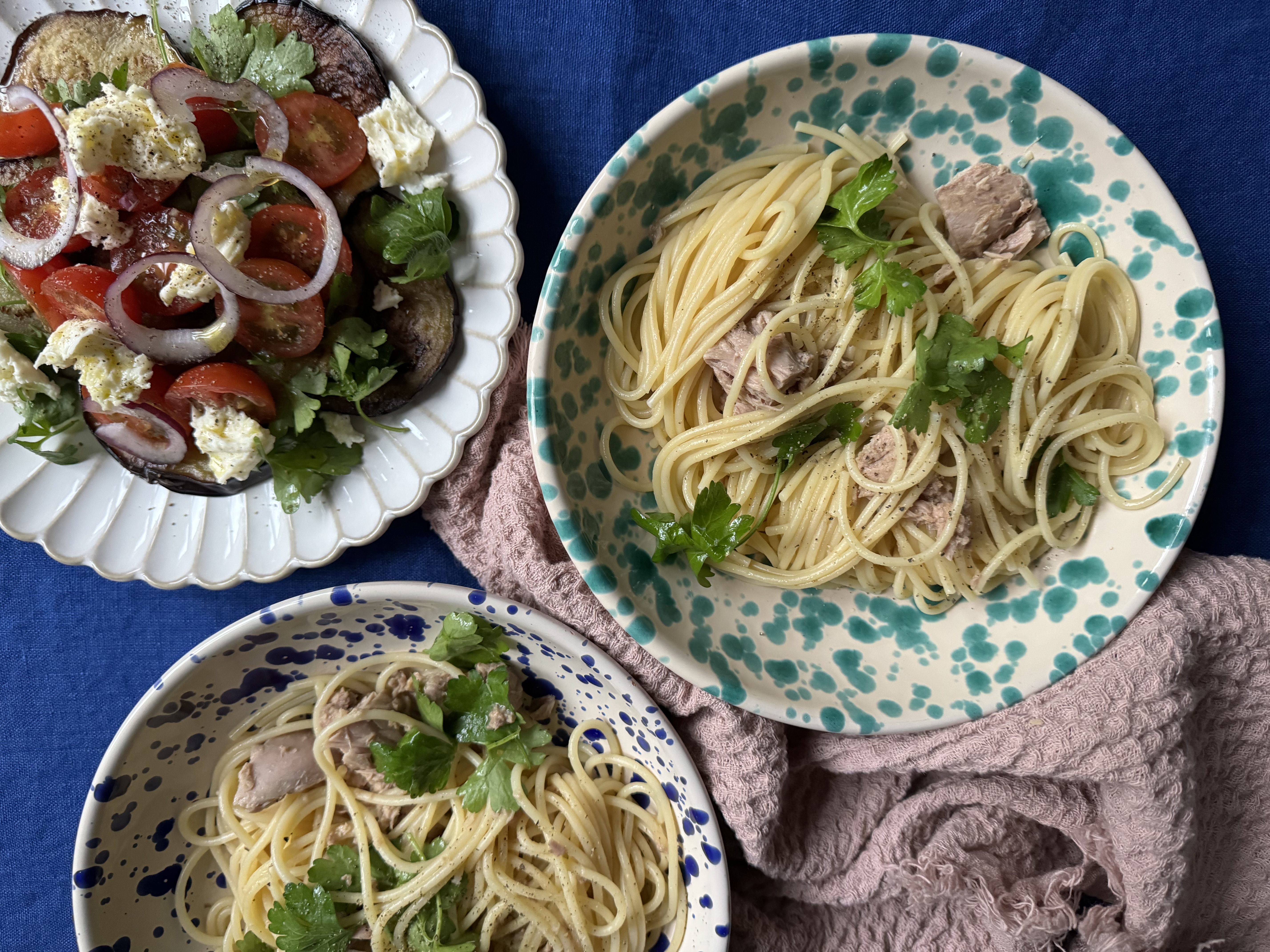 Pasta med tun og lun auberginesalat med mozzarella