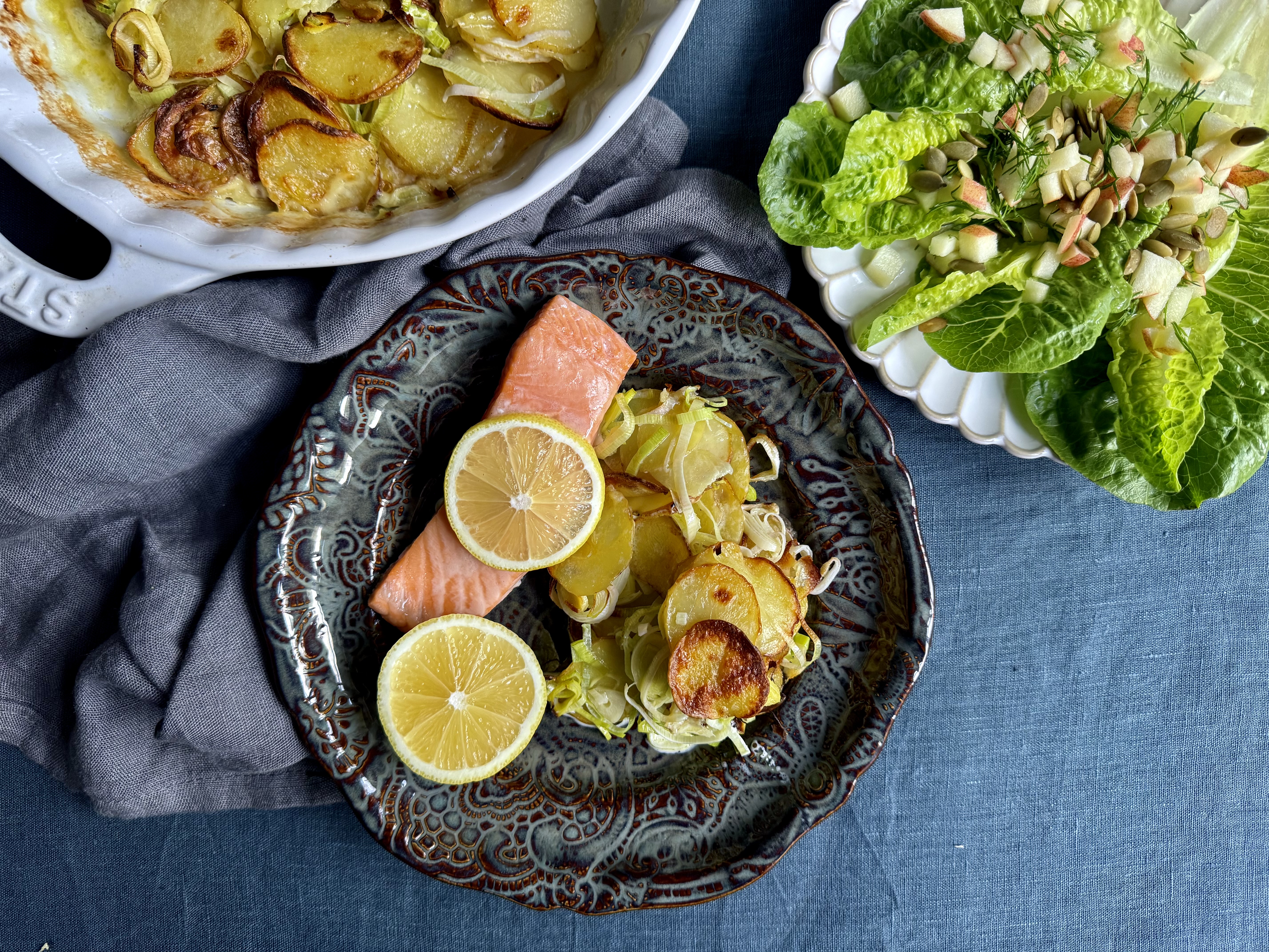 Bagt laks med flødekartofler og salat