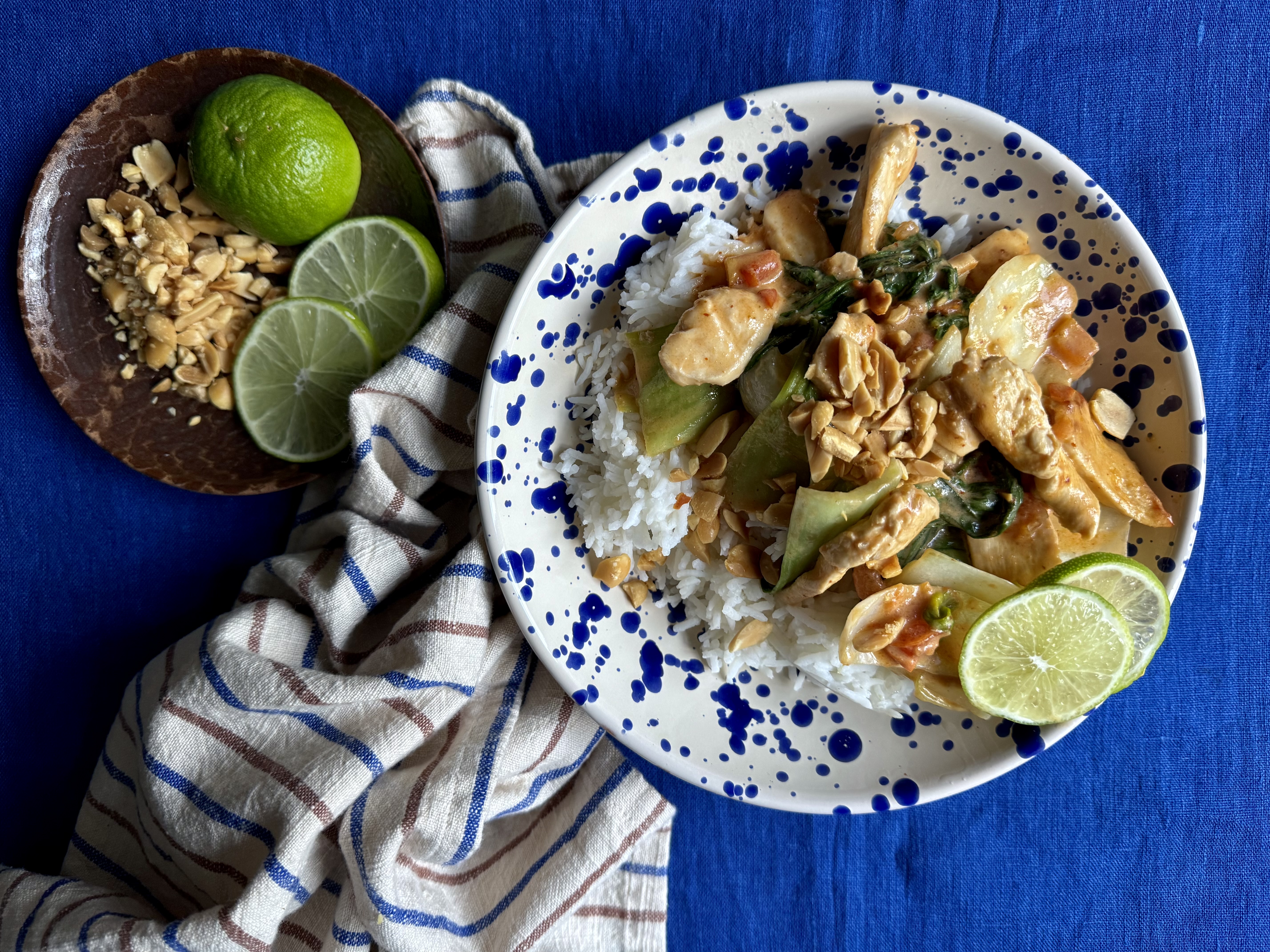 Kylling og pak choy i cremet rød karry med peanuts
