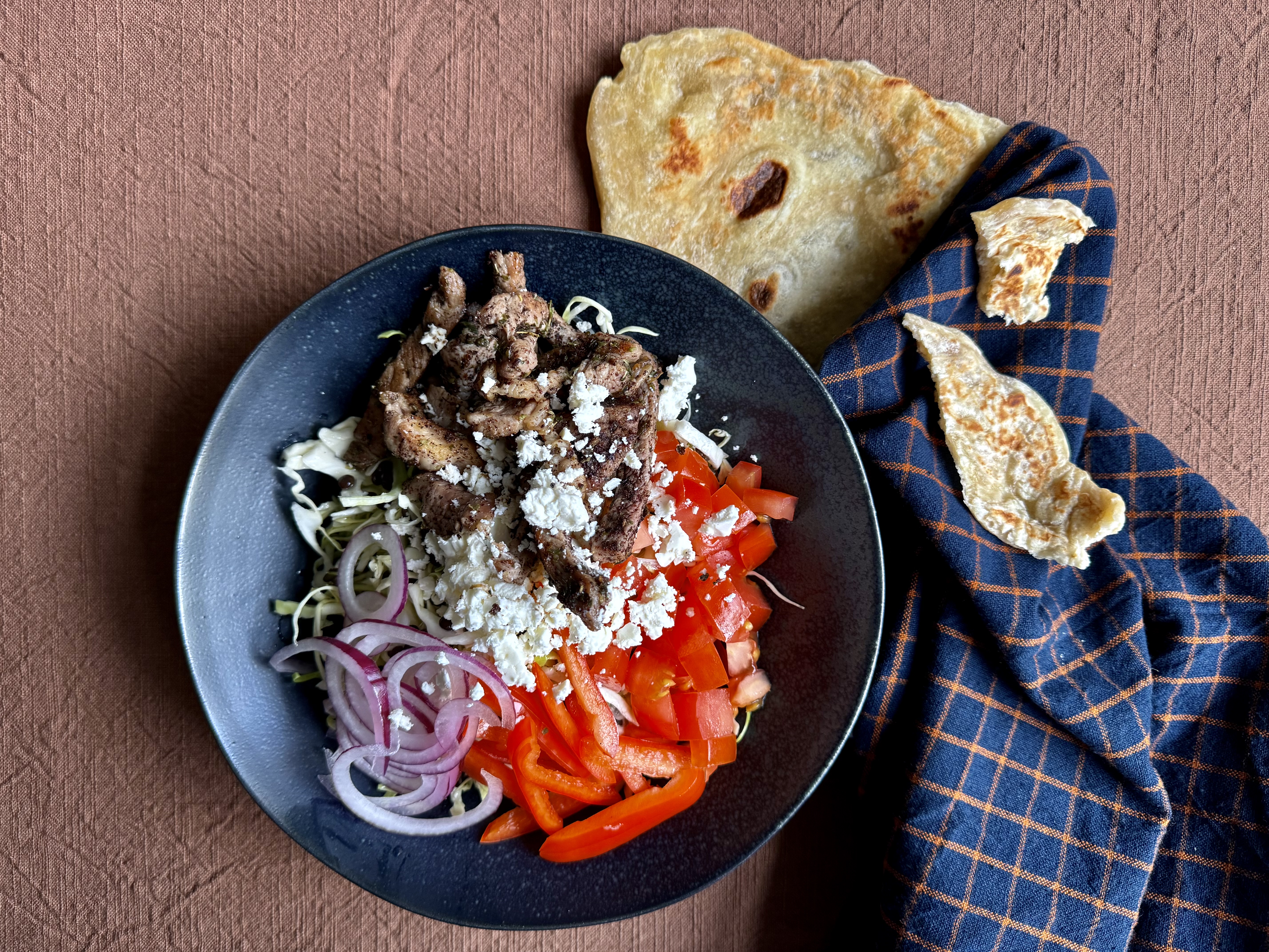 Vinter-style græsk salat med krydret gris og lune fladbrød