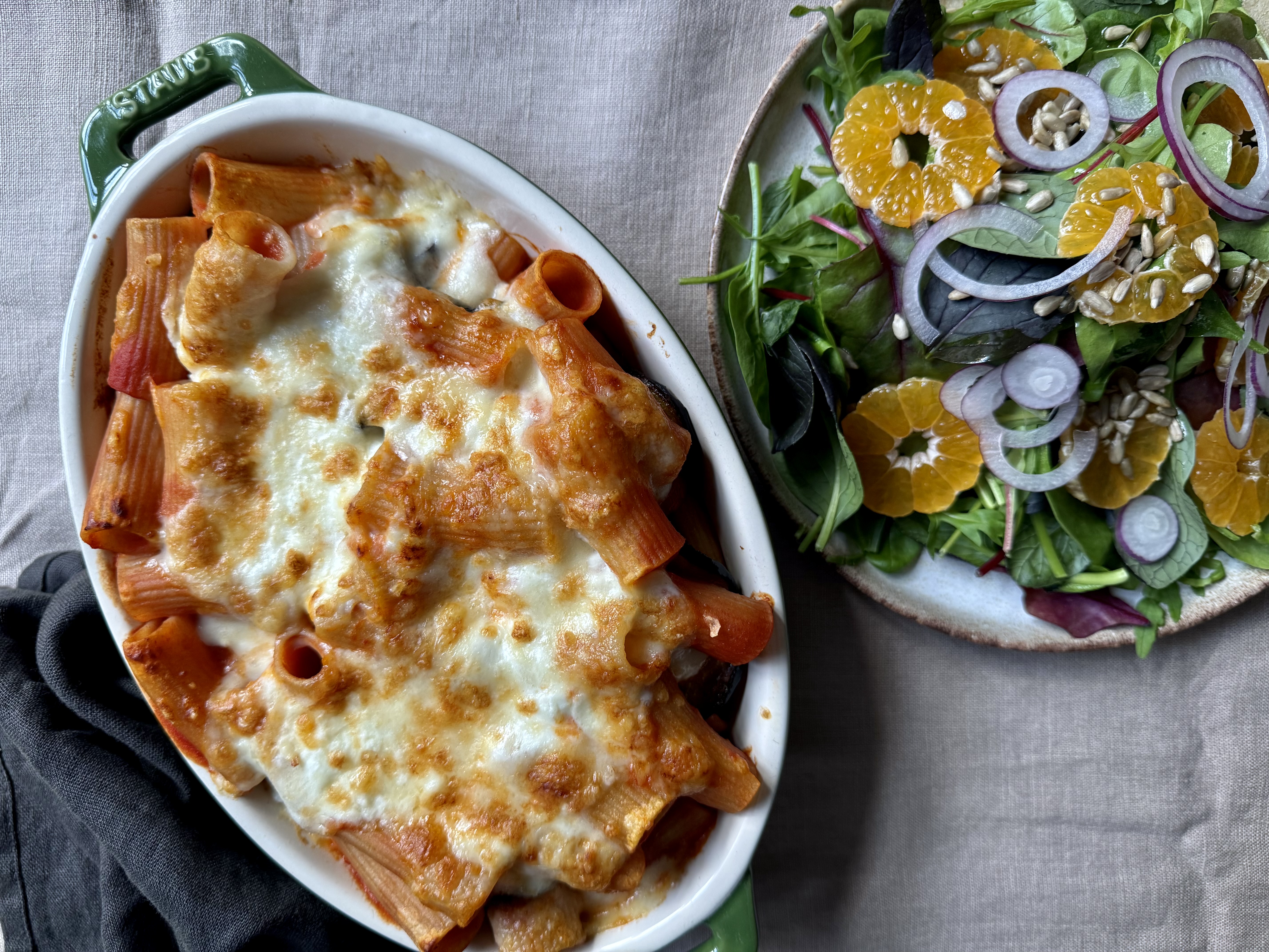 Bagt pasta a la eggplant parmegiano og salat med clementin