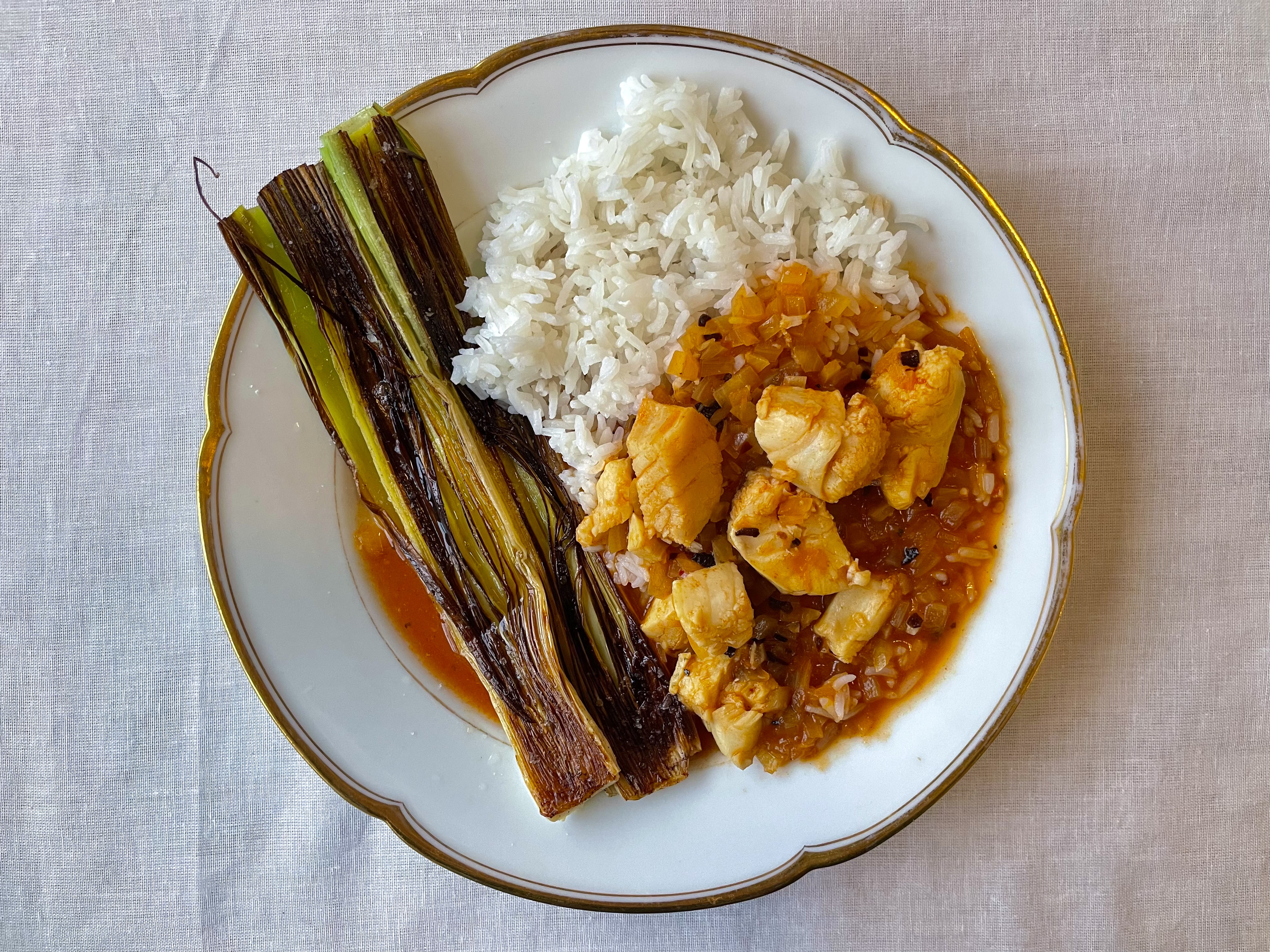 Mørksej i krydret tomatsovs med grillede porrer og basmatiris