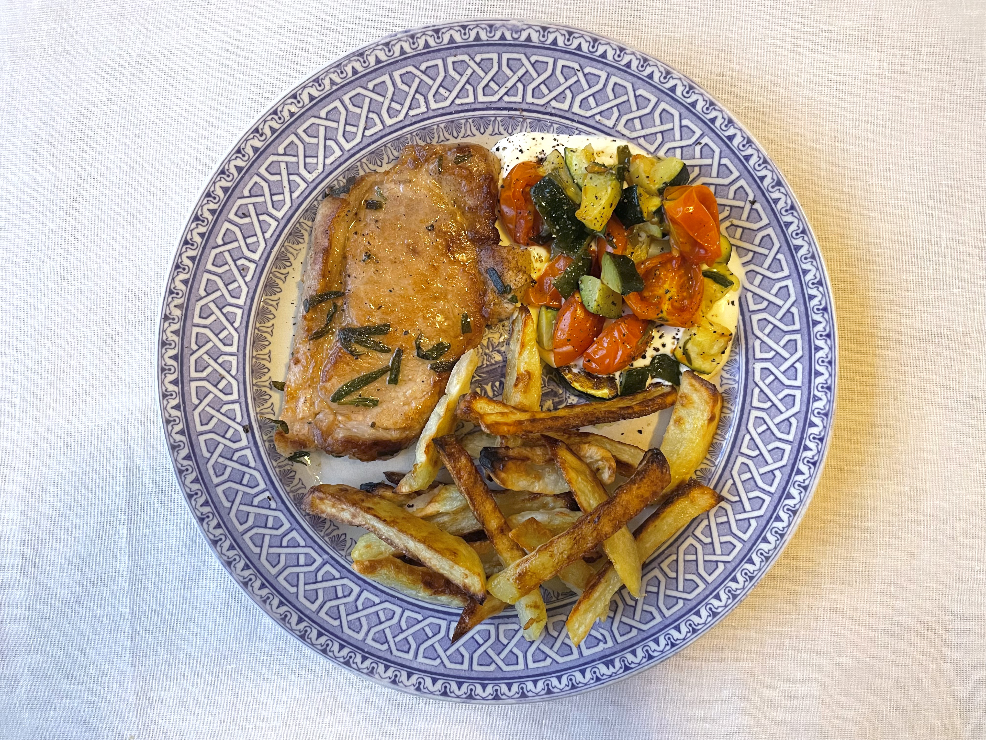 Stegte koteletter med bagte jordskokker og yoghurtsalat