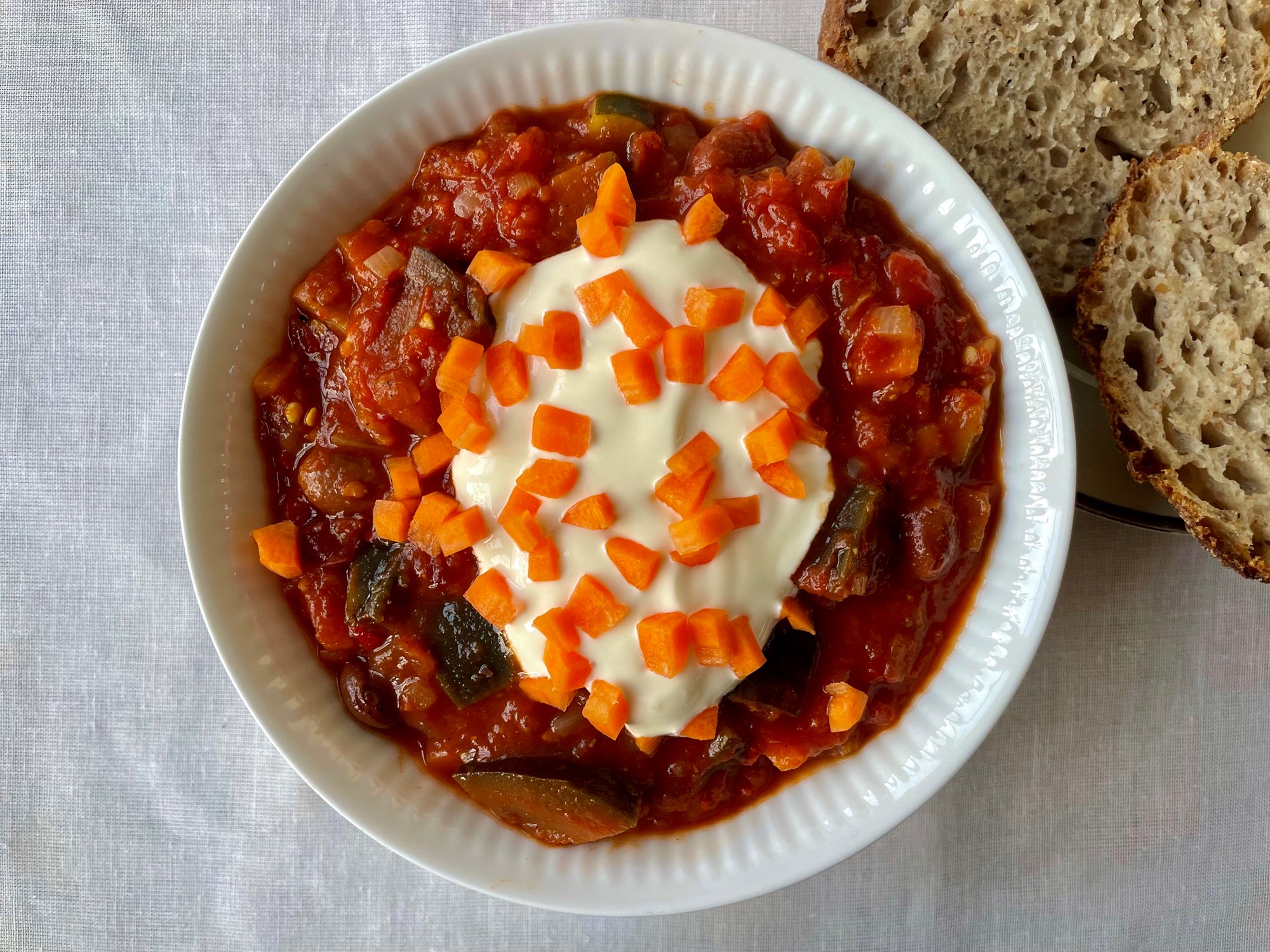 Chili sin carne med hvidløgscreme og primitivobolle