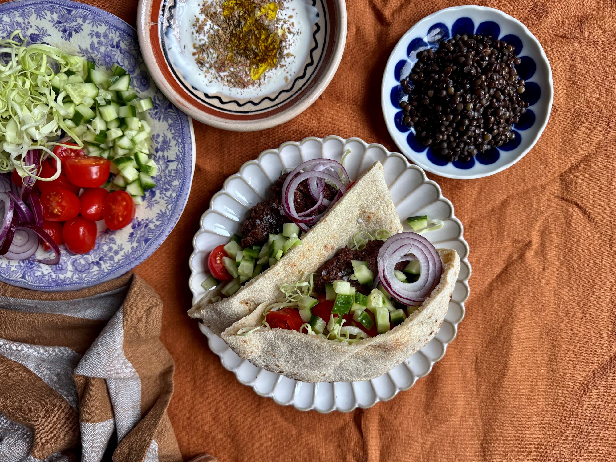 Pitaburger med lune belugalinser og za´atar-dip