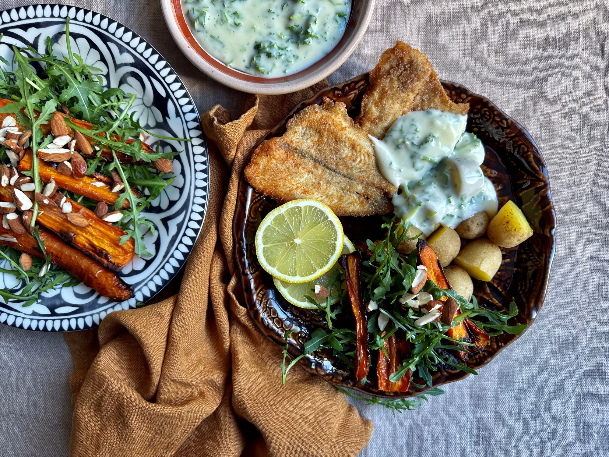 Fiskefilet med persillesauce og bagte gulerødder med mandler