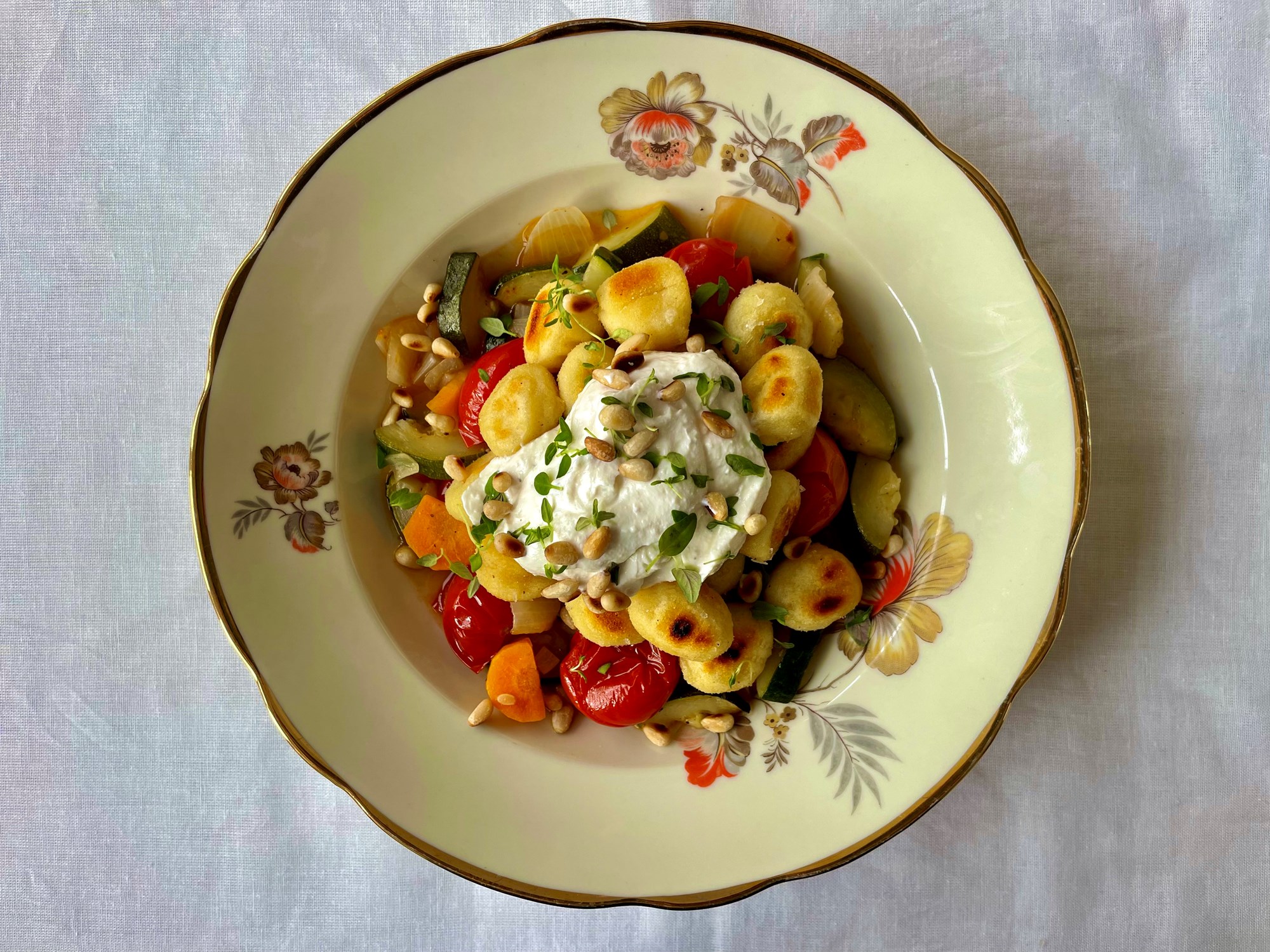 Stegte gnocchi i bagt ratatouille, ricotta og frisk timian