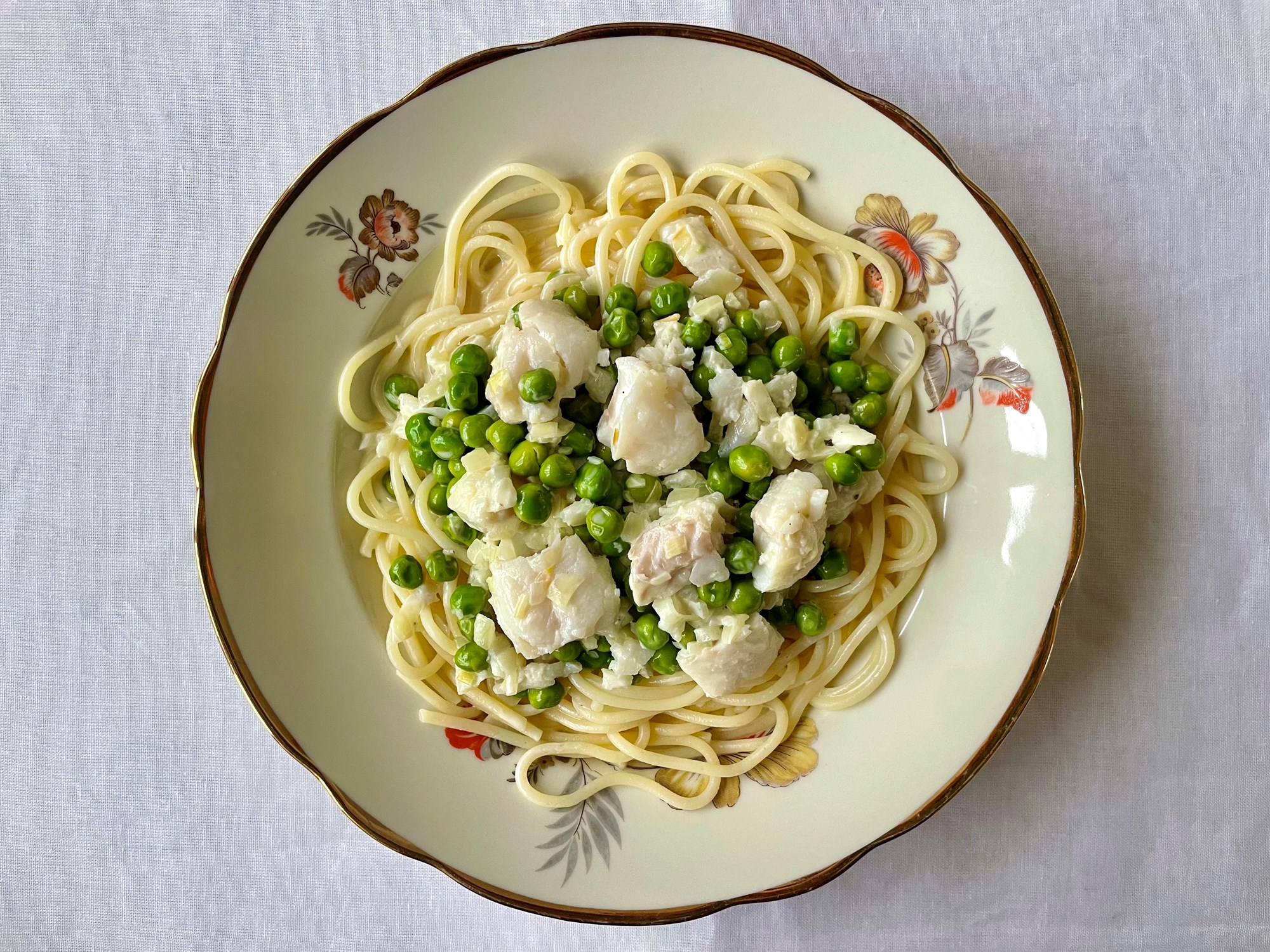 Torsk i cremet pasta med grønne ærter og citron