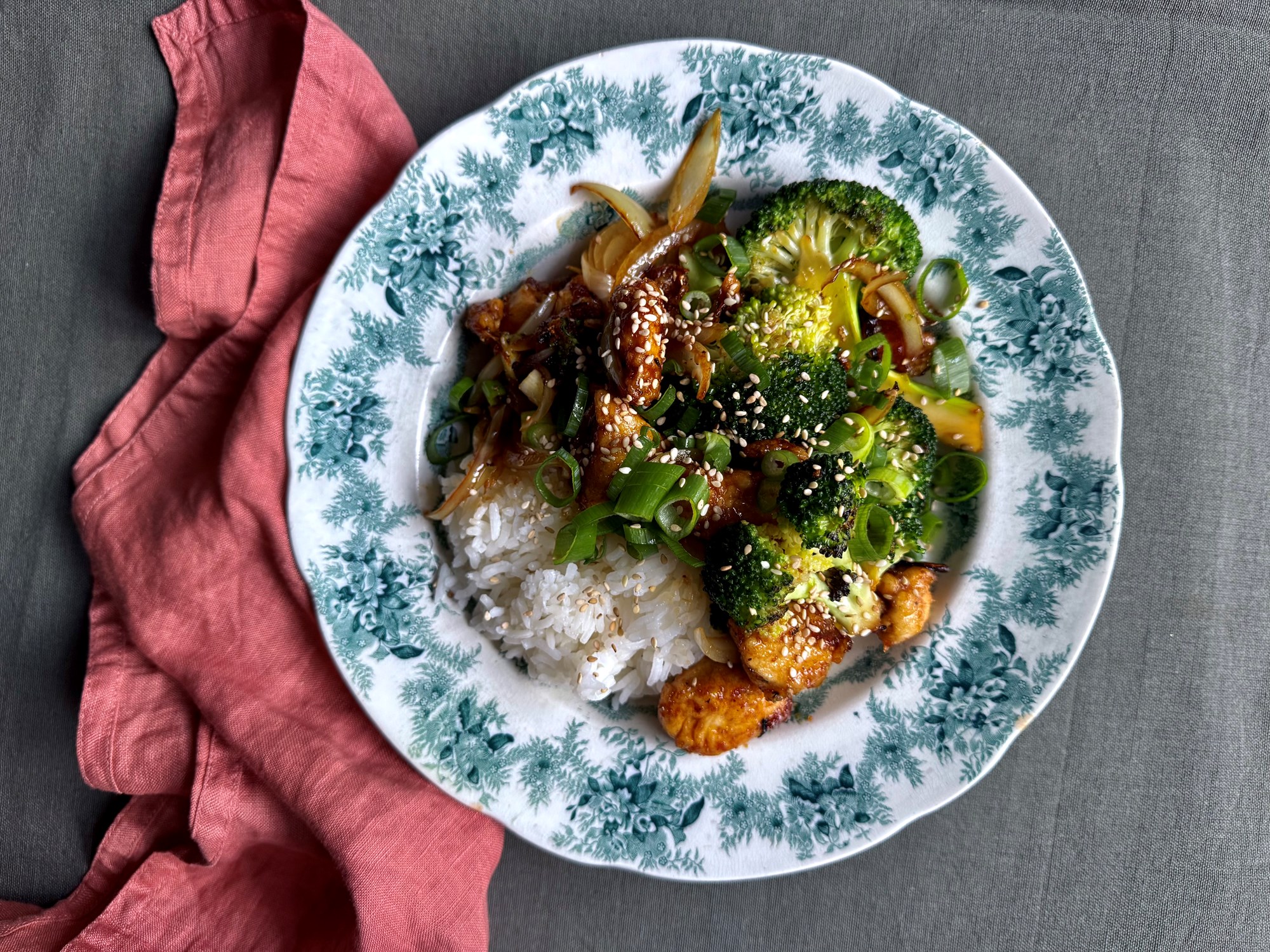 Sticky kylling med broccoli, ingefær og sesam