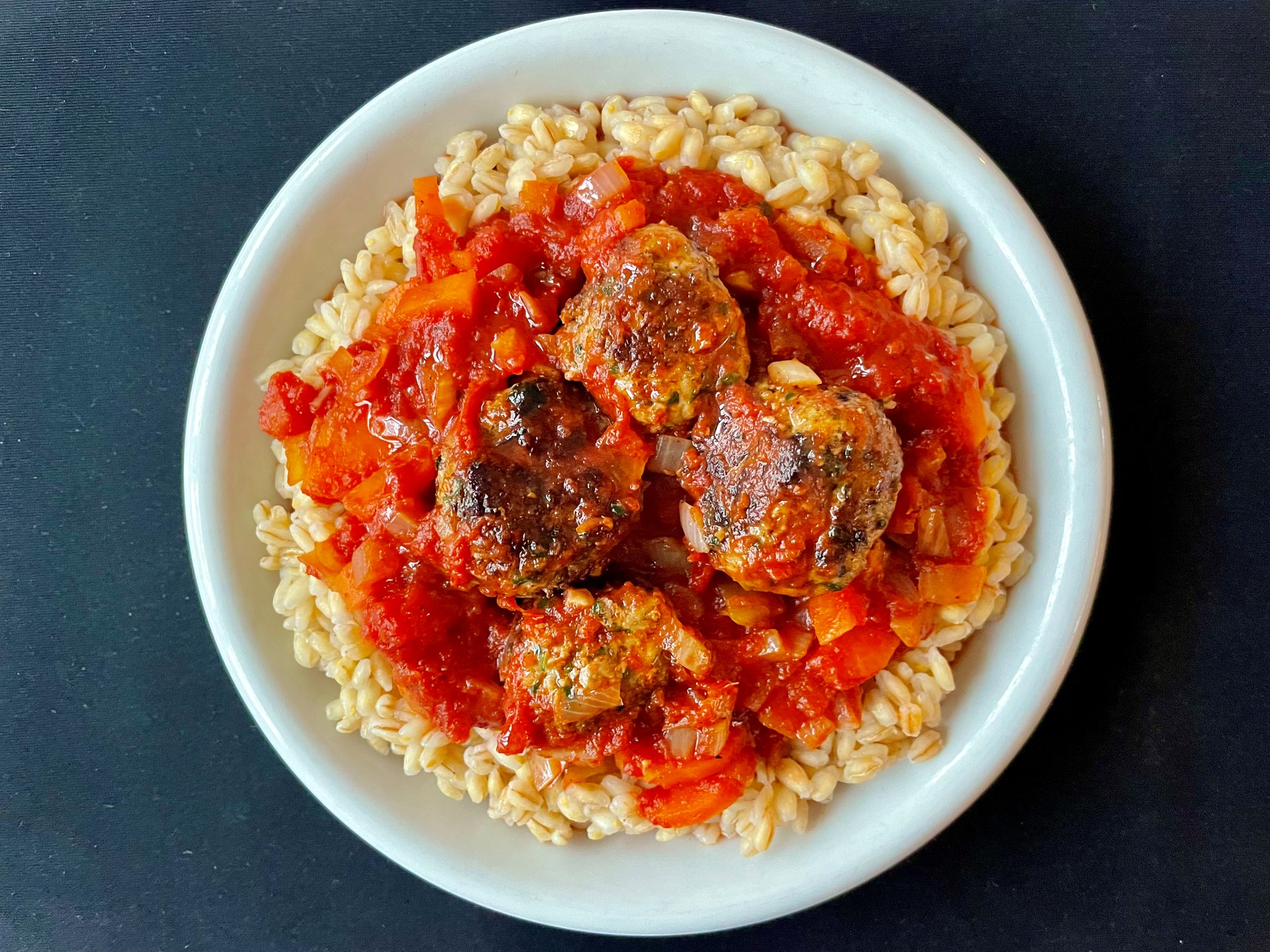 Kødboller i tomatsovs med persille og mandler