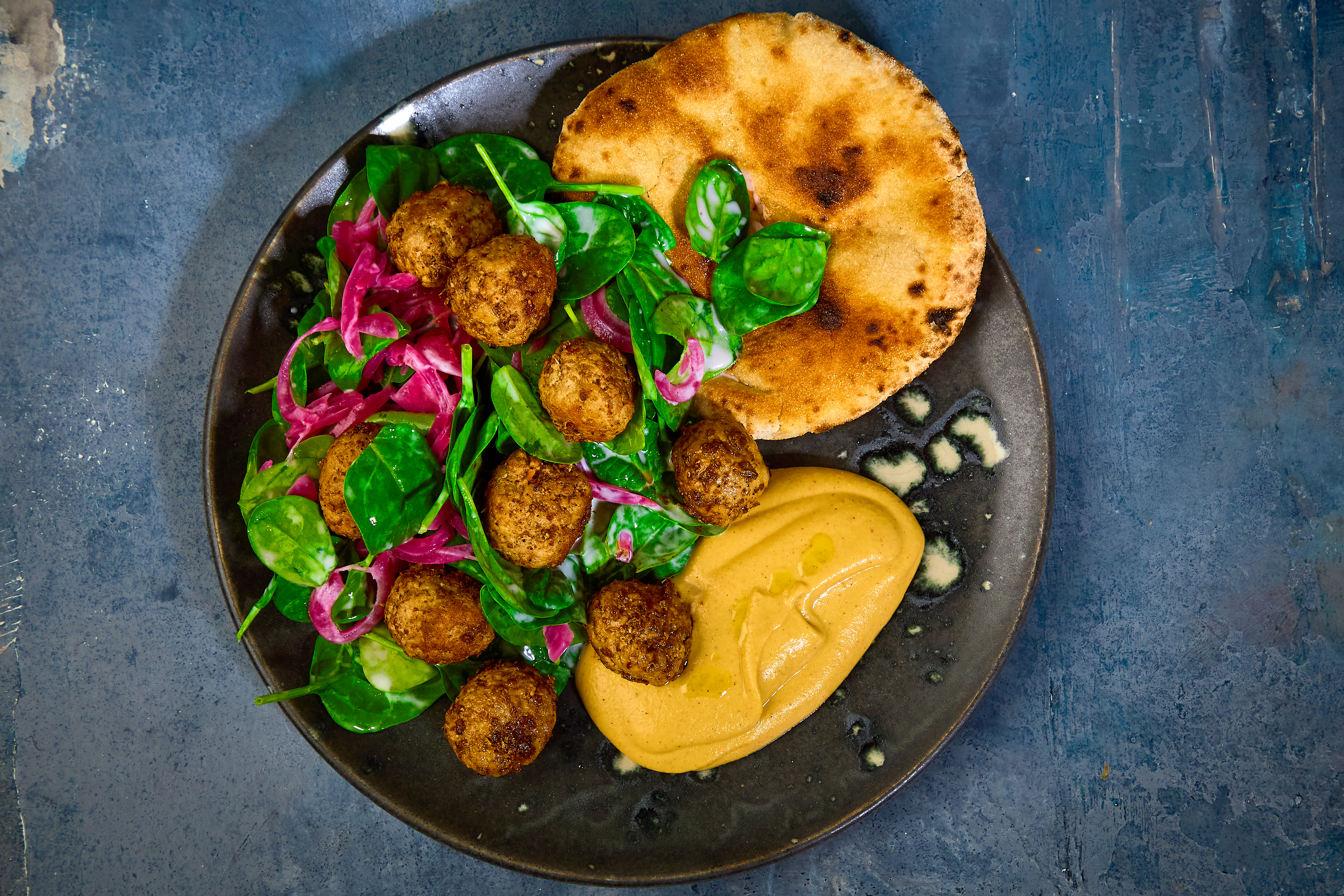 Mellemøstlige kødboller med Shami-brød, hummus og spinatsalat