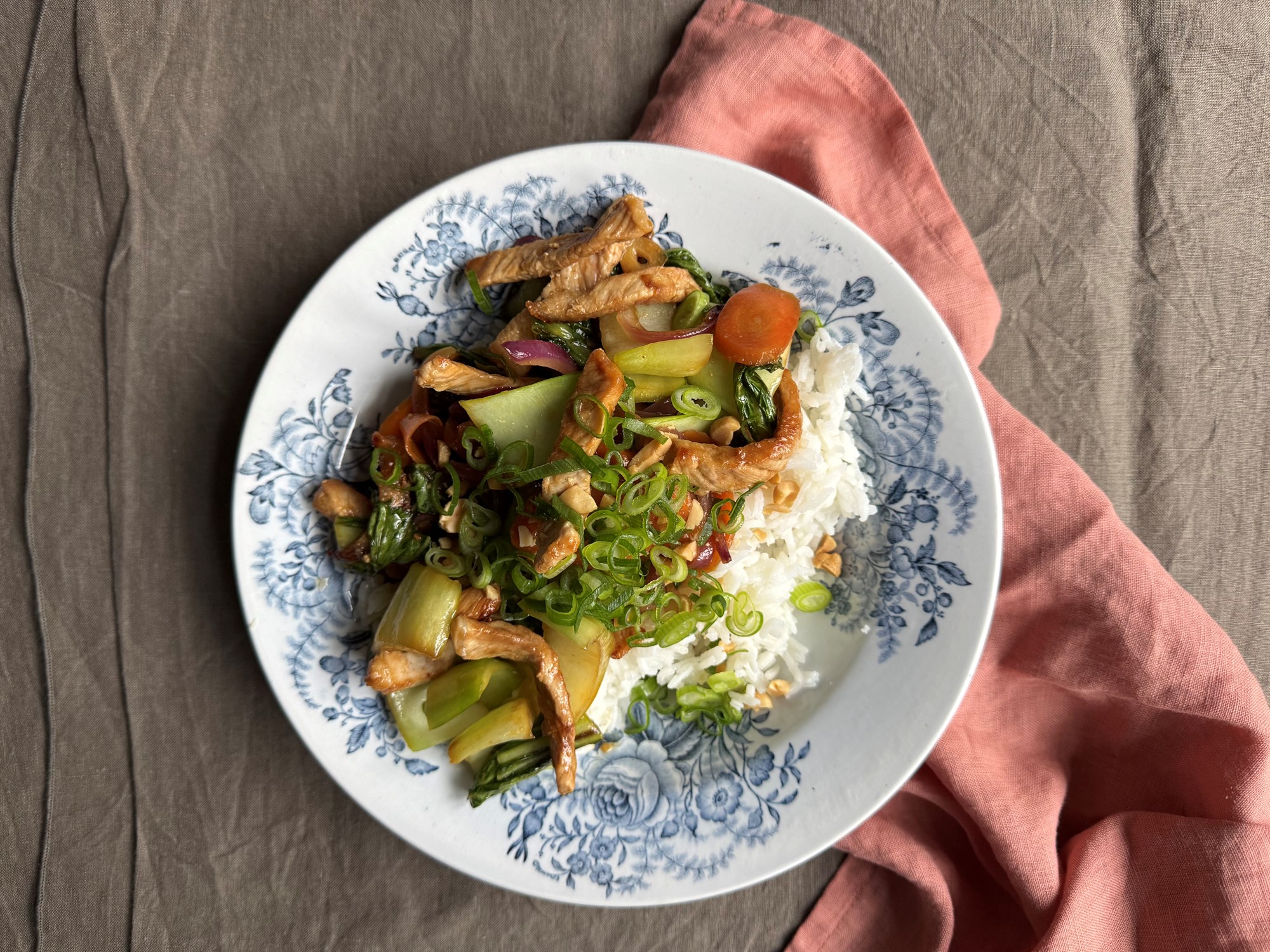 Lynstegt gris med pak choy, teriyaki og peanuts