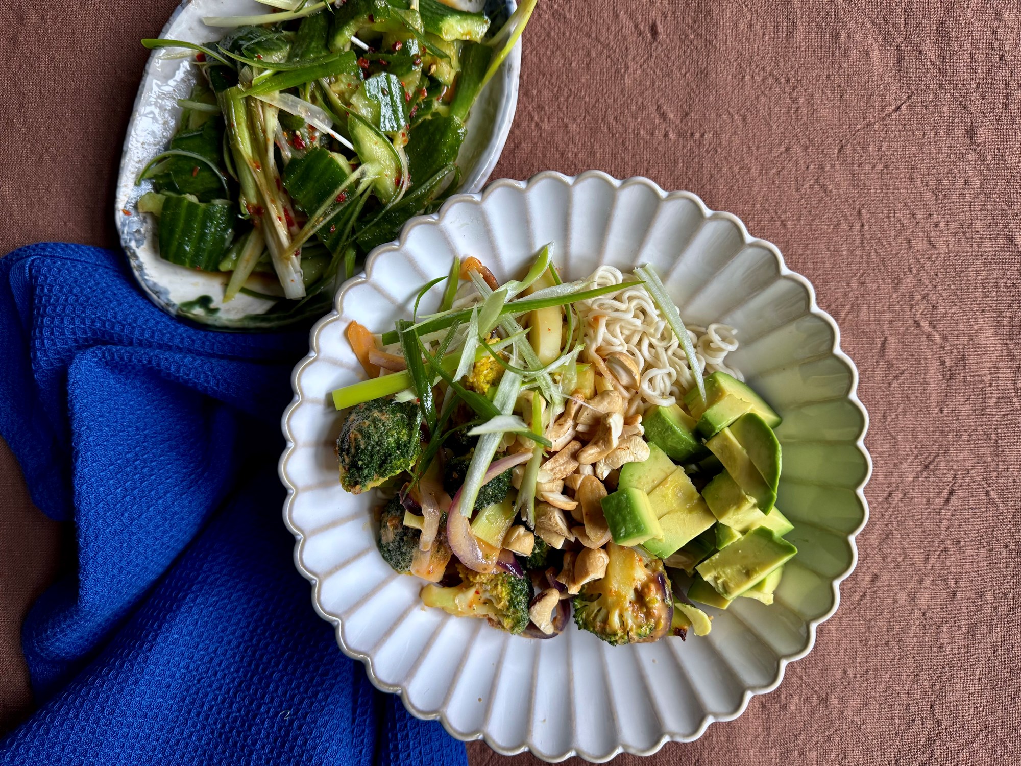 Grøn nudelbowl med spicy peanutbutter, avokado og asiatisk agurkesalat