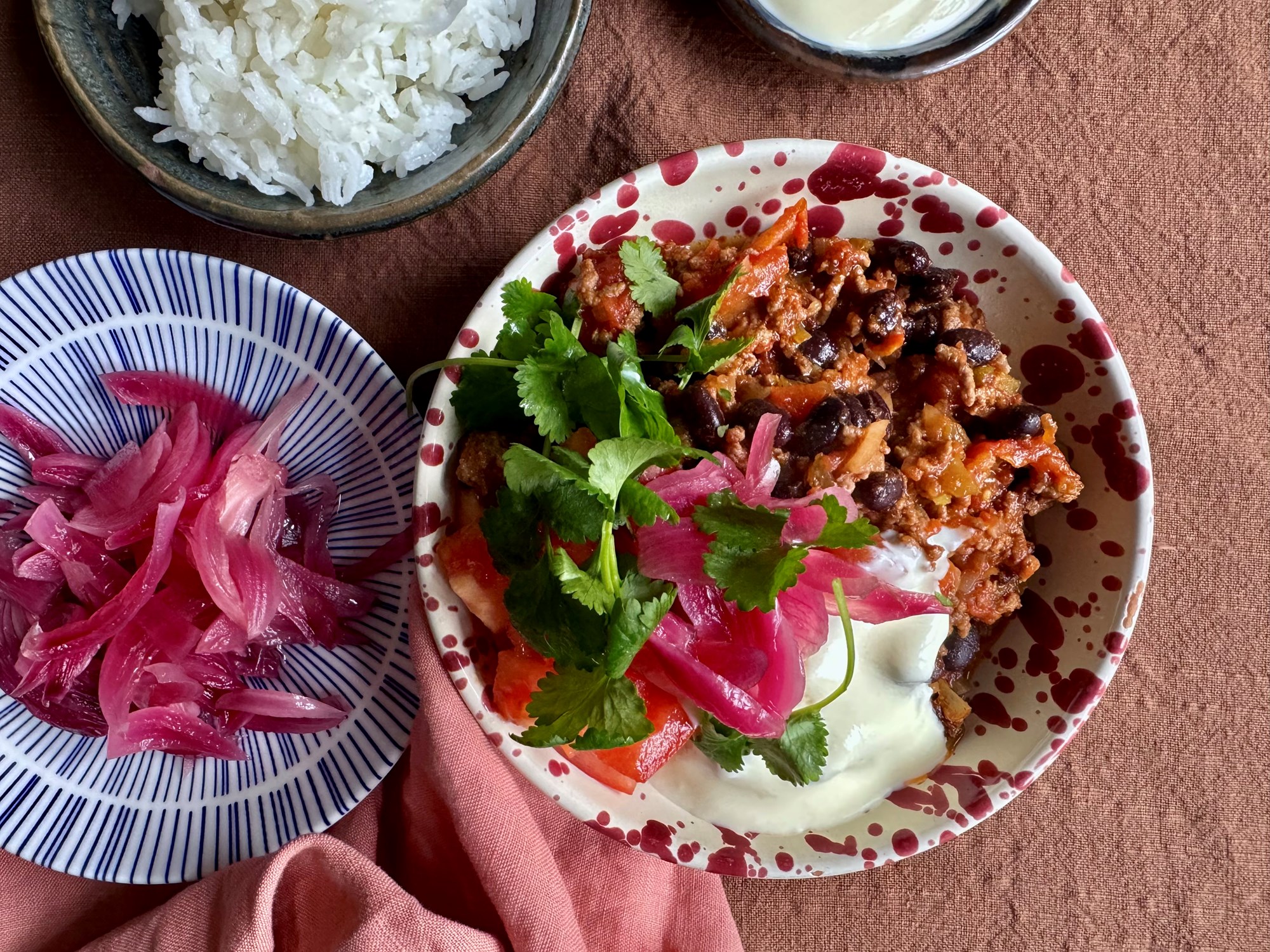 Lyn chili con carne med syltede rødløg og creme fraiche