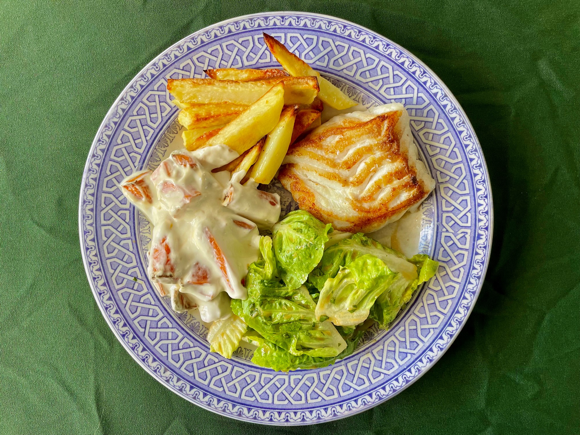 Stegt kulmule / lyssej med gulerodstzatziki, fritter og salat