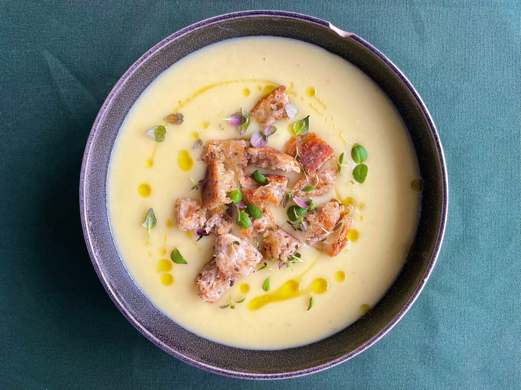 Jordskokkesuppe med brødcroutoner, timian og citron