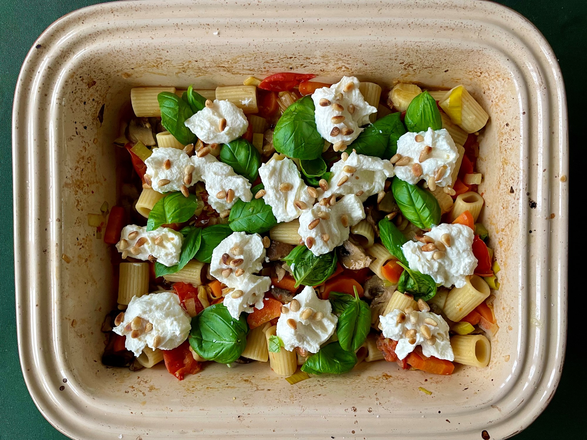 Trofie pasta i bradepande med svampe, porrer og pinjekerner