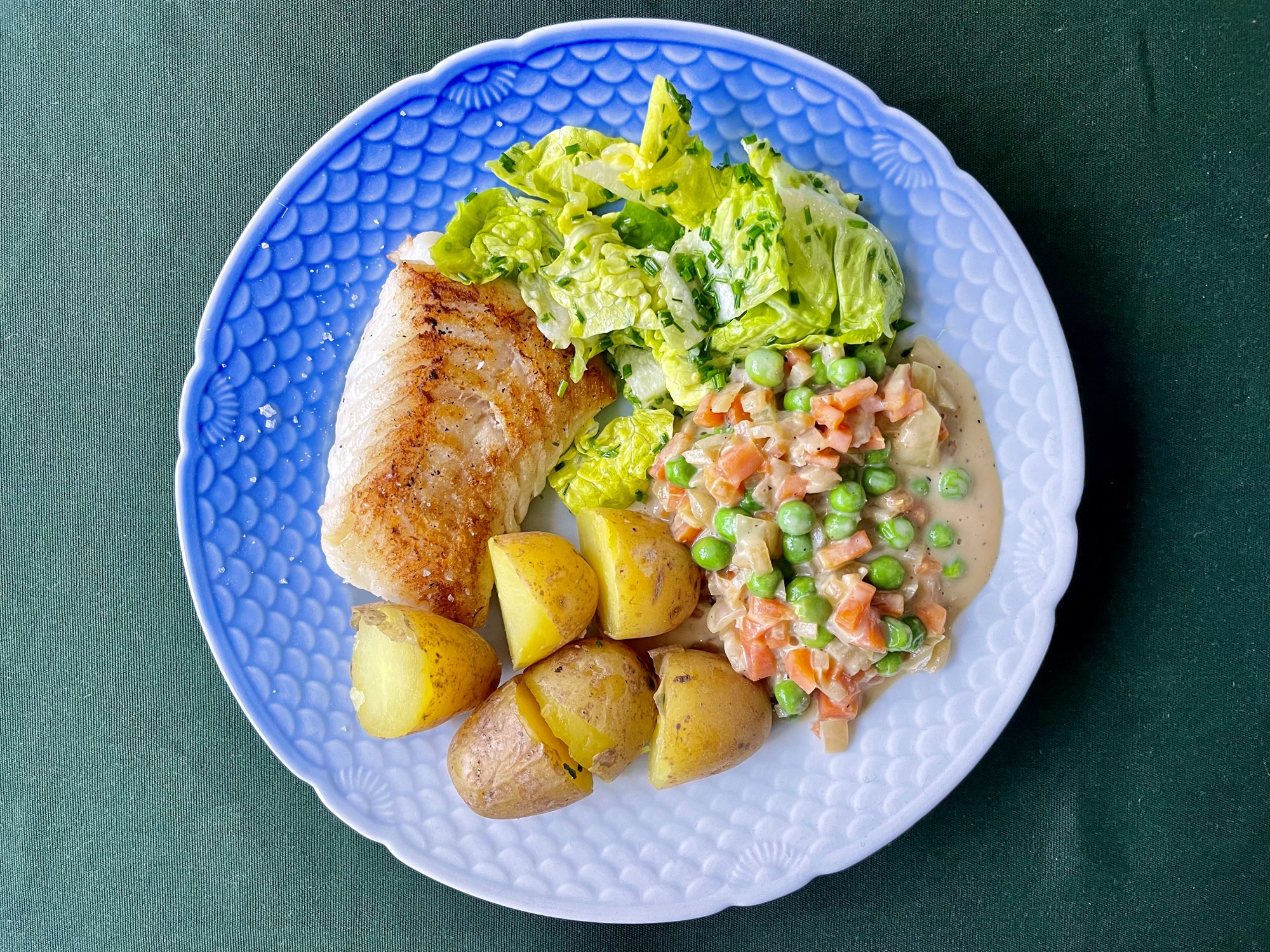 Stegt torsk med stuvede ærter og grøn salat med purløg