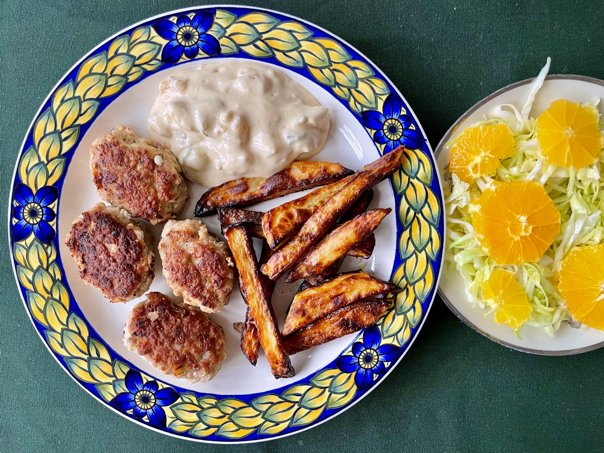 Frikadeller med appelsinsalat og piccalilly dressing