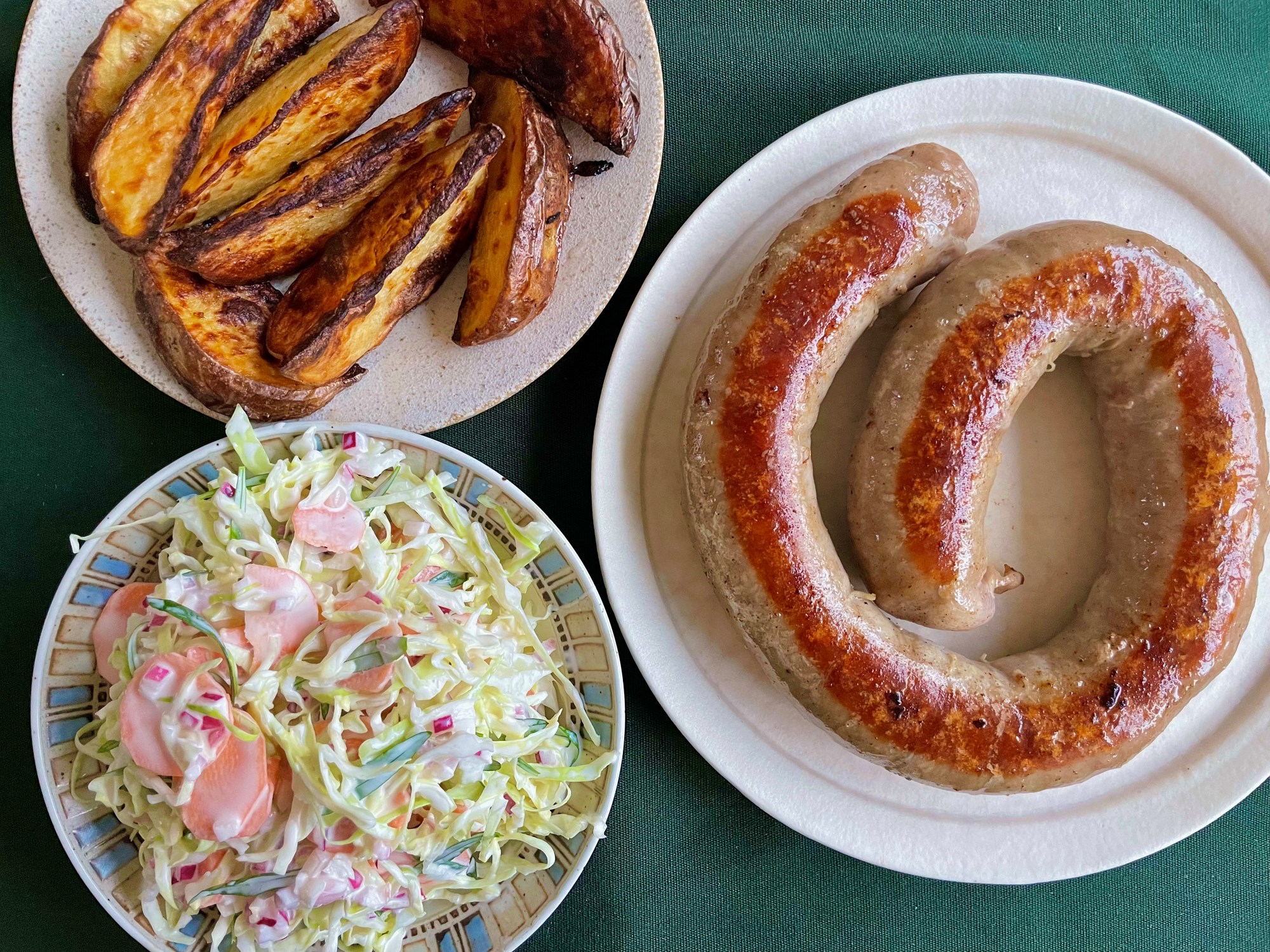 Stegt medister med coleslaw, estragon og kartoffelwedges